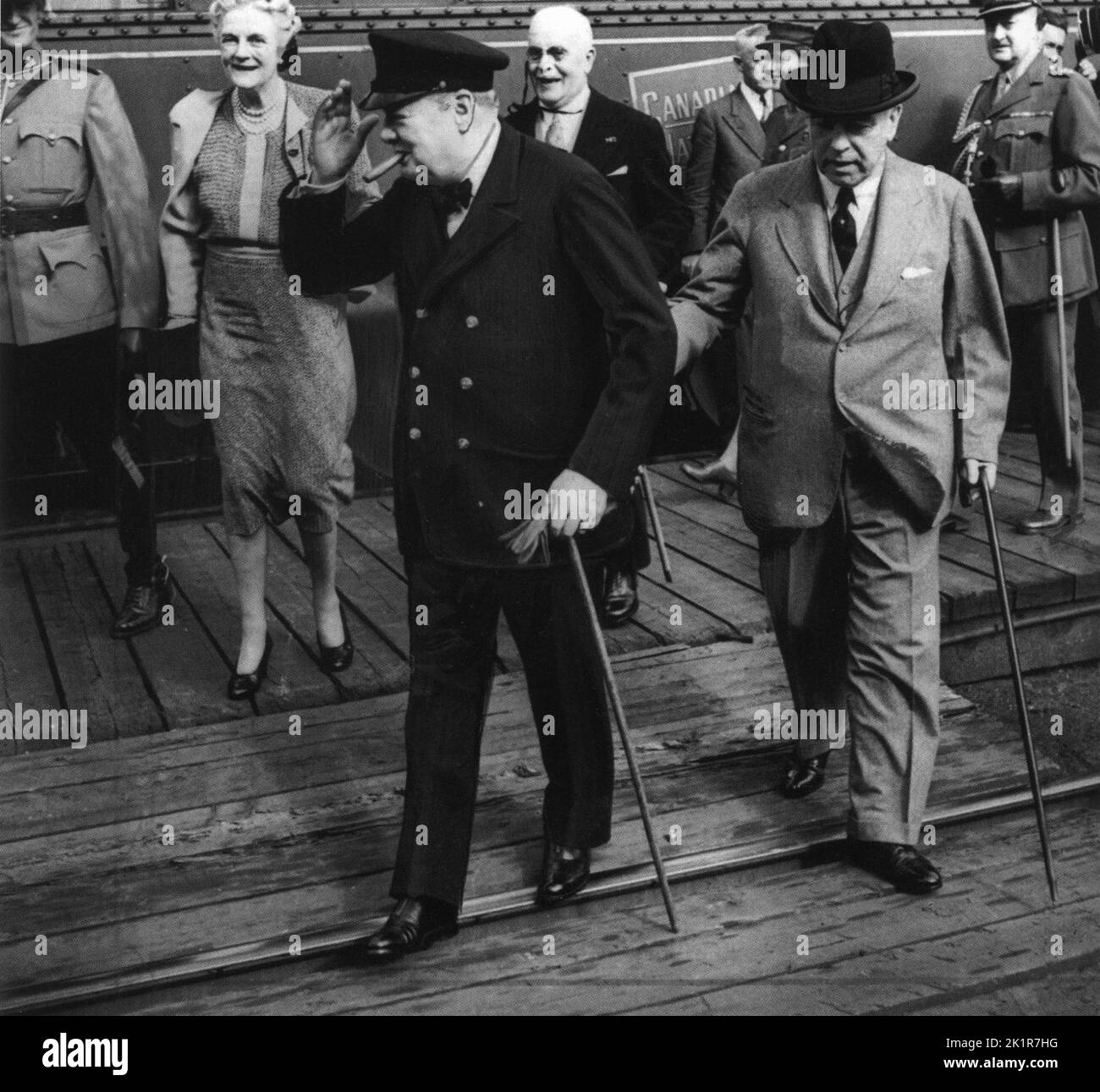 Winston Churchill è stato accolto dal primo ministro canadese, MacKenzie King alla Conferenza di Quebec. 1943 Foto Stock