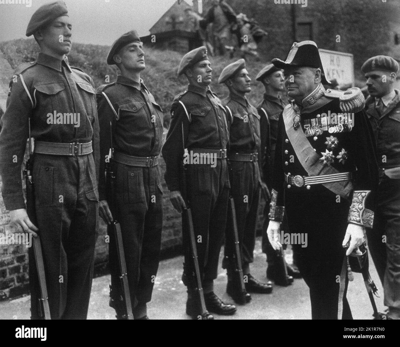 Winston Churchill come Lord Warden dei cinque porti che ispezionano le truppe al Castello di dover. 1946 Foto Stock