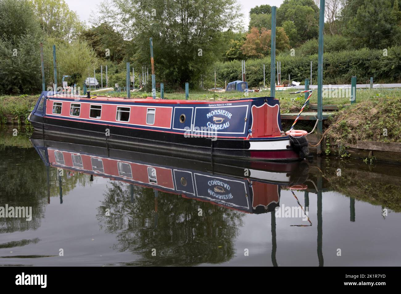 Barca stretta ormeggiata sul fiume Avon Warwickshire UK Foto Stock