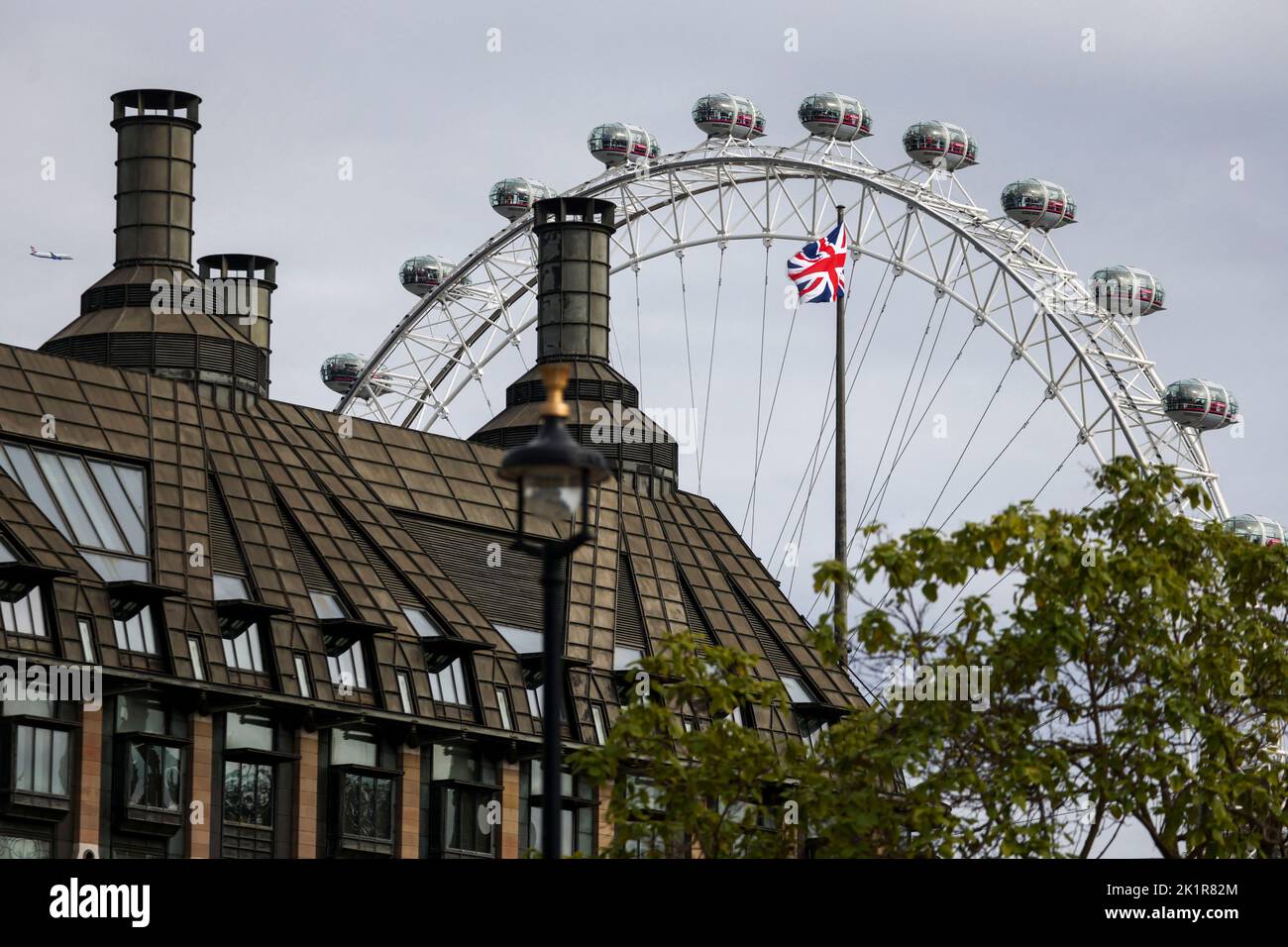 Una bandiera di Union Jack sbatte a pieno albero dopo la fine del periodo ufficiale di lutto della regina Elisabetta britannica, a Londra, Gran Bretagna 20 settembre 2022. REUTERS/Tom Nicholson Foto Stock