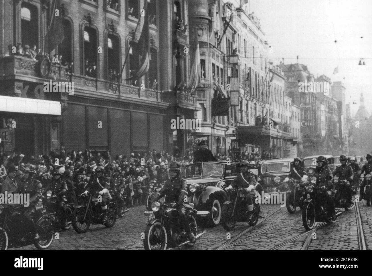 Winston Churchill in una motocicletta attraverso Anversa. 1944 Foto Stock