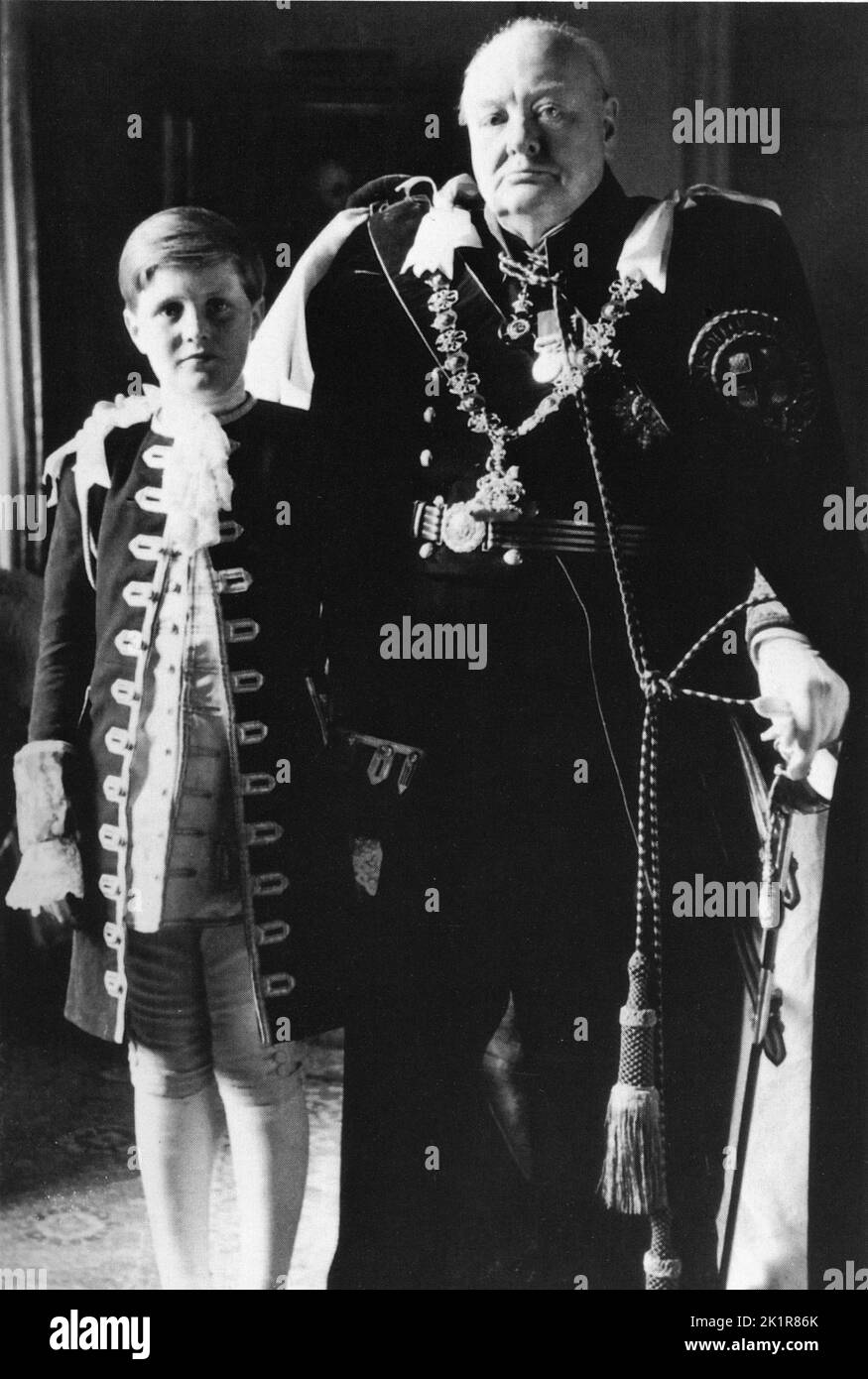 Winston Churchill con suo nipote, Winston. Incoronazione giorno 1953 Foto Stock