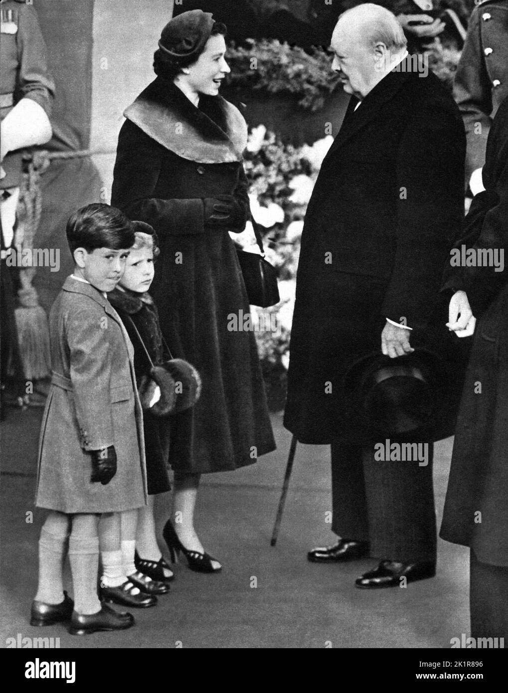 Winston Churchill con H.M. la regina e i suoi due figli, il principe Carlo e la principessa Anna. 1954 Foto Stock