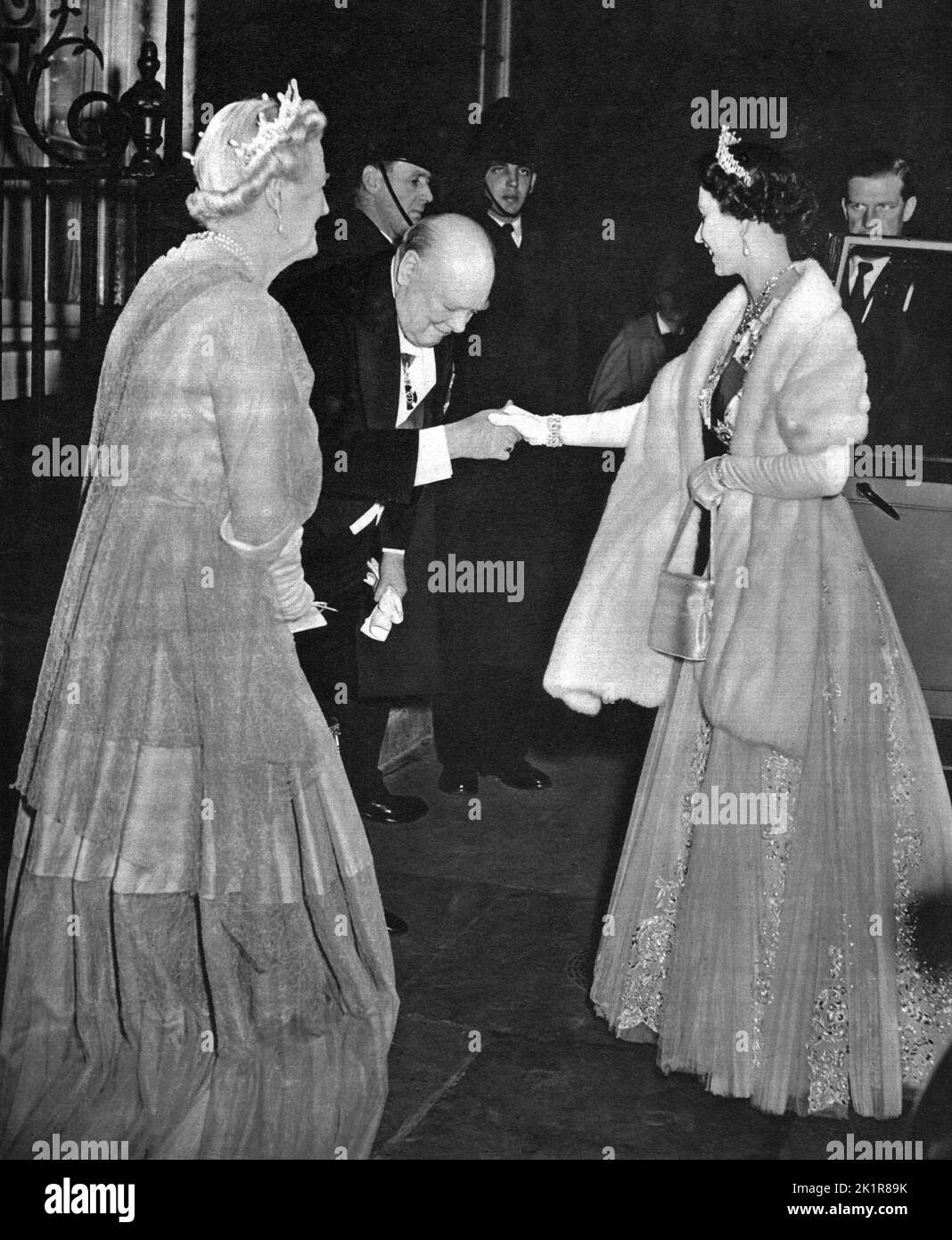 Sir Winston Churchill e Lady Churchill salutano S.M. la Regina al 10 di Downing Street 1955 Foto Stock