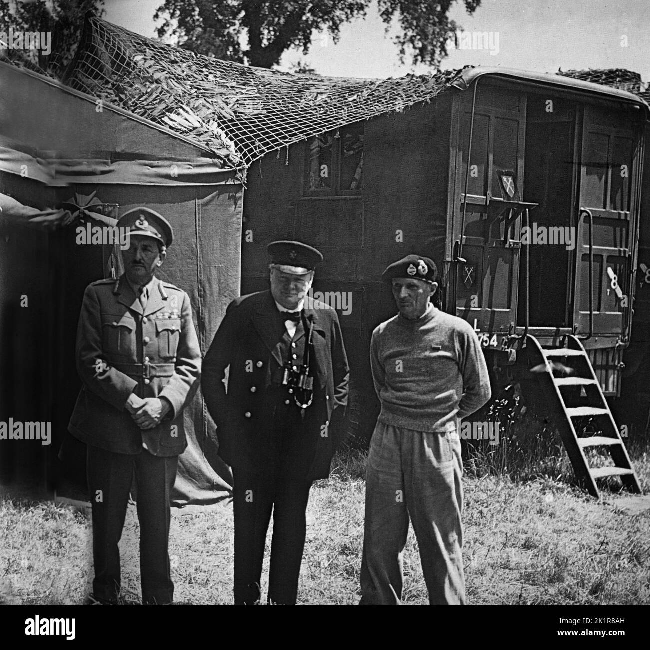 Winston Churchill con il Marshall di campo Sir Alan Brooke e il Generale Bernard Montgomery. Normandia, Francia. Giugno 1940 Foto Stock