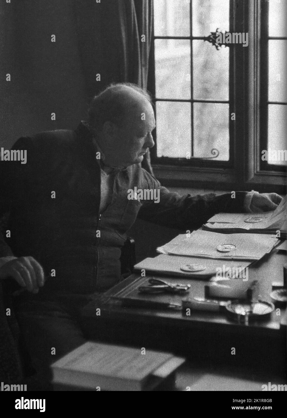 Winston Churchill nel suo studio presso il Chartwell. 1939 Foto Stock