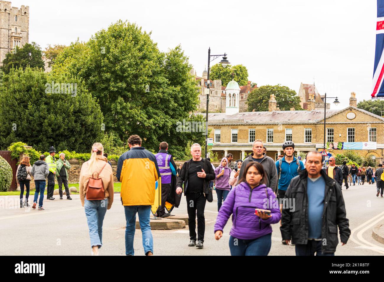 Una folla di persone fuori dal Castello di Windsor guarda le Guardie reali che marciano dopo i funerali della Regina Elisabetta II Foto Stock