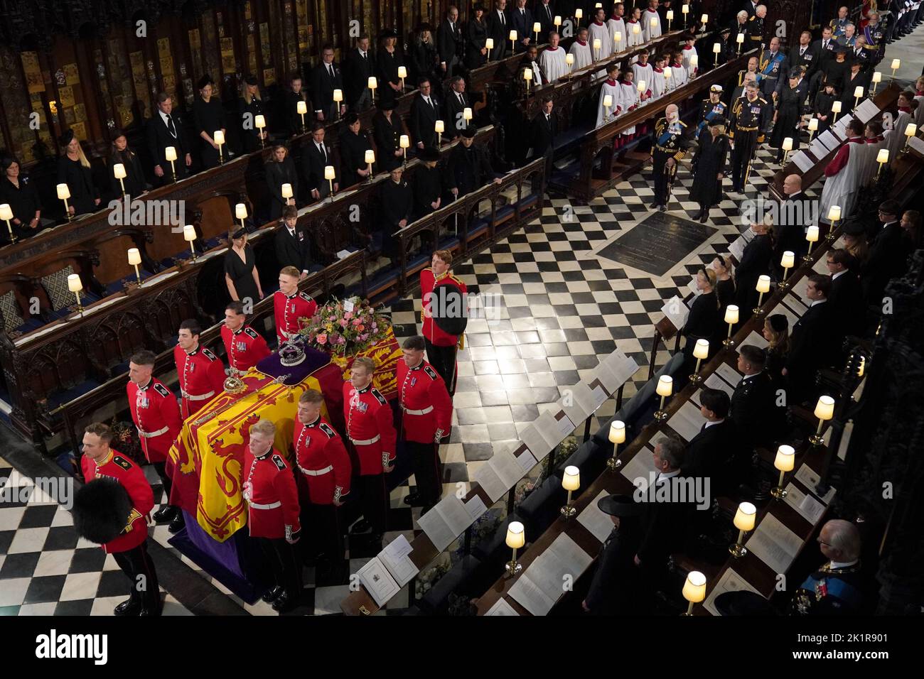 La bara della regina Elisabetta II, seguita da (da sinistra a destra, di fronte) re Carlo III, la regina Consorte, la principessa reale, vice ammiraglio Sir Tim Laurence, il duca di York, il conte di Wessex, la contessa di Wessex, il principe di Galles, il principe Giorgio, la principessa Charlotte, La principessa di Galles, il Duca di Sussex, la Duchessa di Sussex, Peter Phillips, il Conte di Snowdon, il Duca di Gloucester, il Duca di Kent, E il Principe Michele di Kent, è portato dal Partito portatore nel Servizio Commitale per la Regina Elisabetta II tenuto nella Cappella di San Giorgio nel Castello di Windsor, Berkshire. Figura d Foto Stock