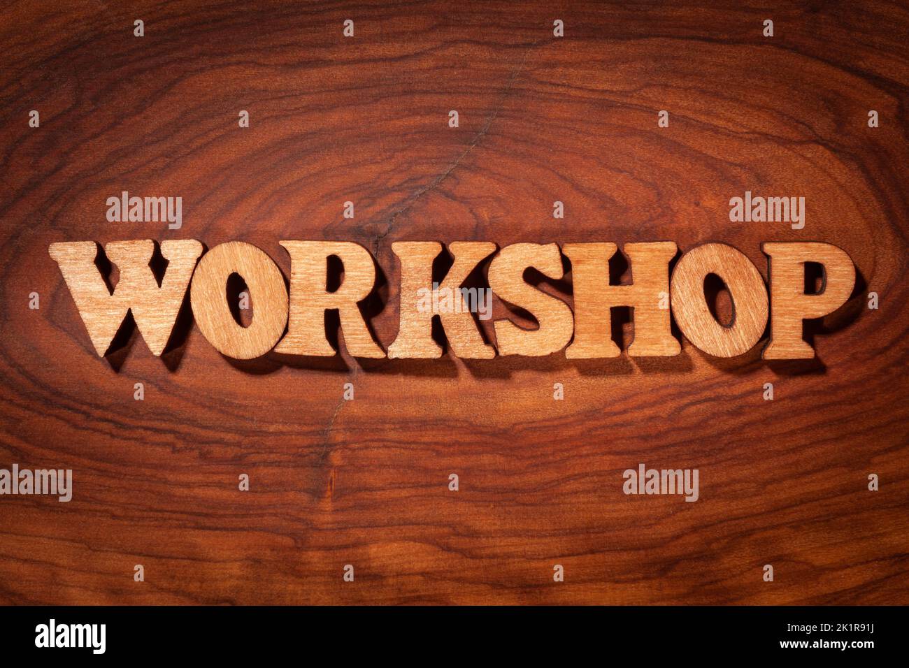 Parola officina - Iscrizione con lettere di legno in primo piano Foto Stock