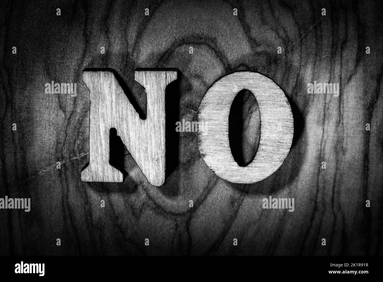 'No' word - Iscrizione con lettere di legno in primo piano. Immagine in bianco e nero Foto Stock