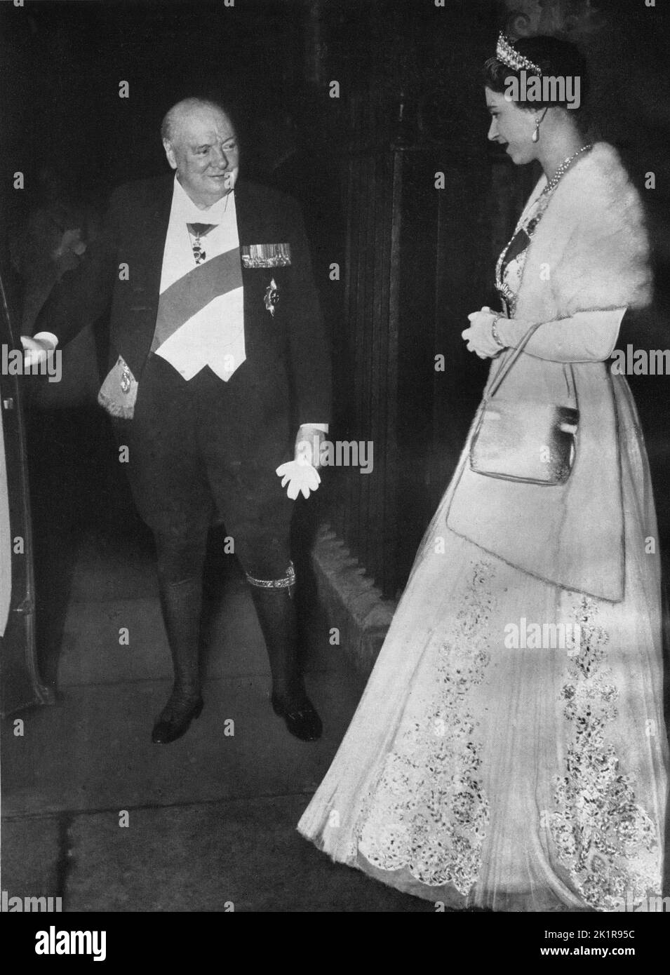 Winston Churchill mostra la Regina alla sua auto dopo cena al 10 Downing Street. 1955 Foto Stock