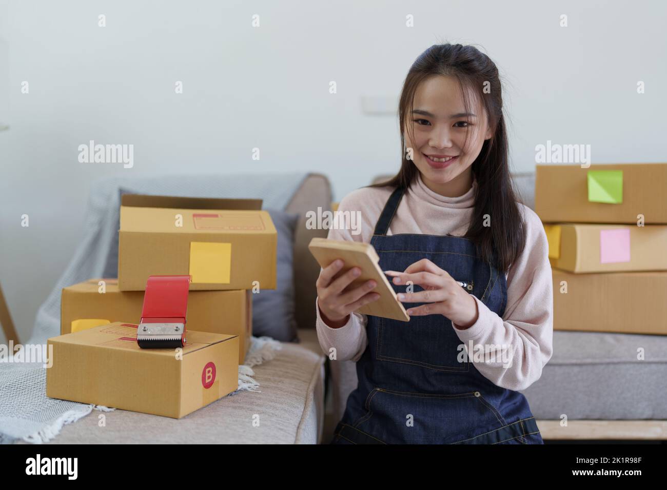 Donna asiatica d'affari PMI che lavora a casa. Concetto di shopping online Foto Stock