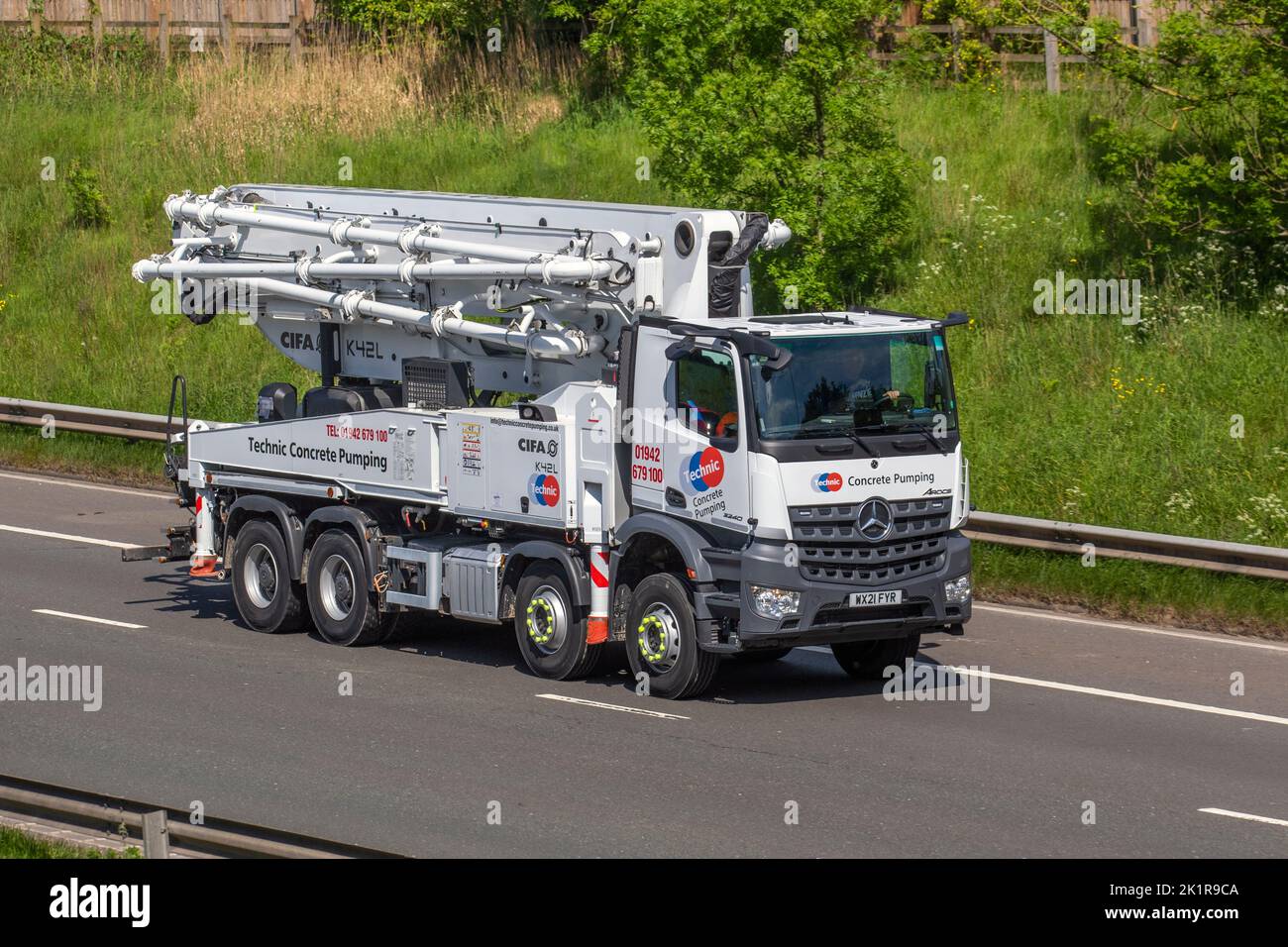 CIFA K42L XZ HPG1608 pompa per calcestruzzo a circuito chiuso EOC montata su autocarro; autocarri per trasporto, camion, veicoli pesanti, trasporto, Camion, cargo cargo cargo, veicolo, trasporto commerciale europeo HGV, M6 a Manchester, Regno Unito Foto Stock