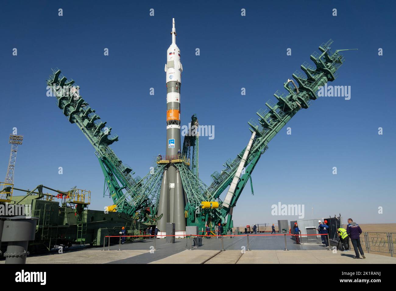 Baikonur, Kazakistan. 18th Set, 2022. La struttura di servizio è sollevata in posizione attorno al razzo Soyuz, domenica 18 settembre 2022, presso il sito 31 del Cosmodromo di Baikonur in Kazakistan. Spedizione 68 l'astronauta Frank Rubio della NASA, e i cosmonauti Sergey Prokopyev e Dmitri Petelin di Roscosmos sono previsti per il lancio a bordo della loro navicella spaziale Soyuz MS-22 il 21 settembre. Foto della NASA di Victor Zelentsov/UPI Credit: UPI/Alamy Live News Foto Stock