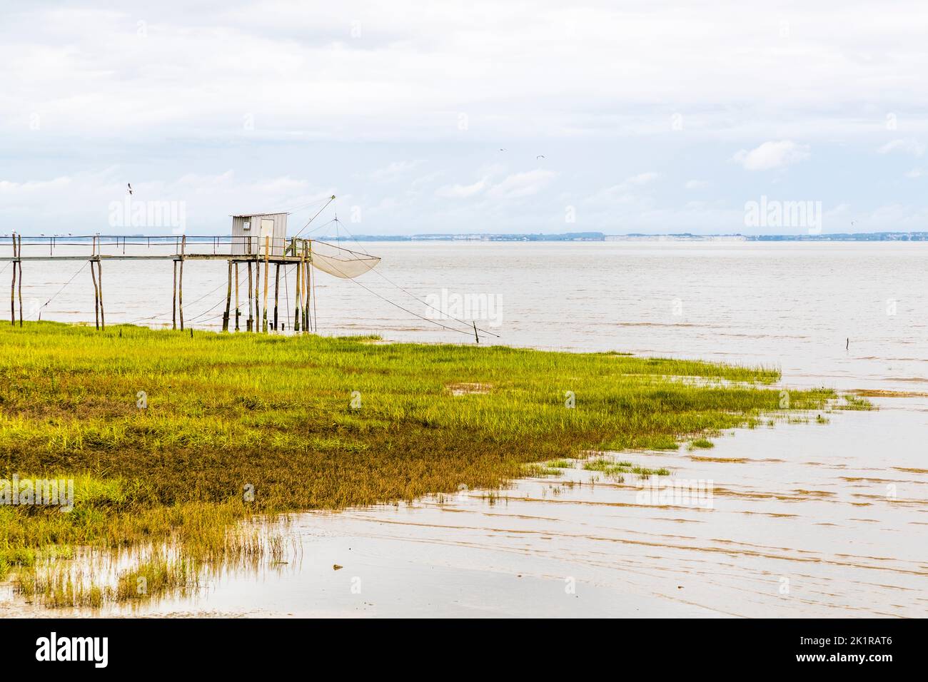 Le Carrelet sono chiamati le capanne di pesca su palafitte alla foce della Gironda. Goulée, Lesparre-Médoc, Francia Foto Stock