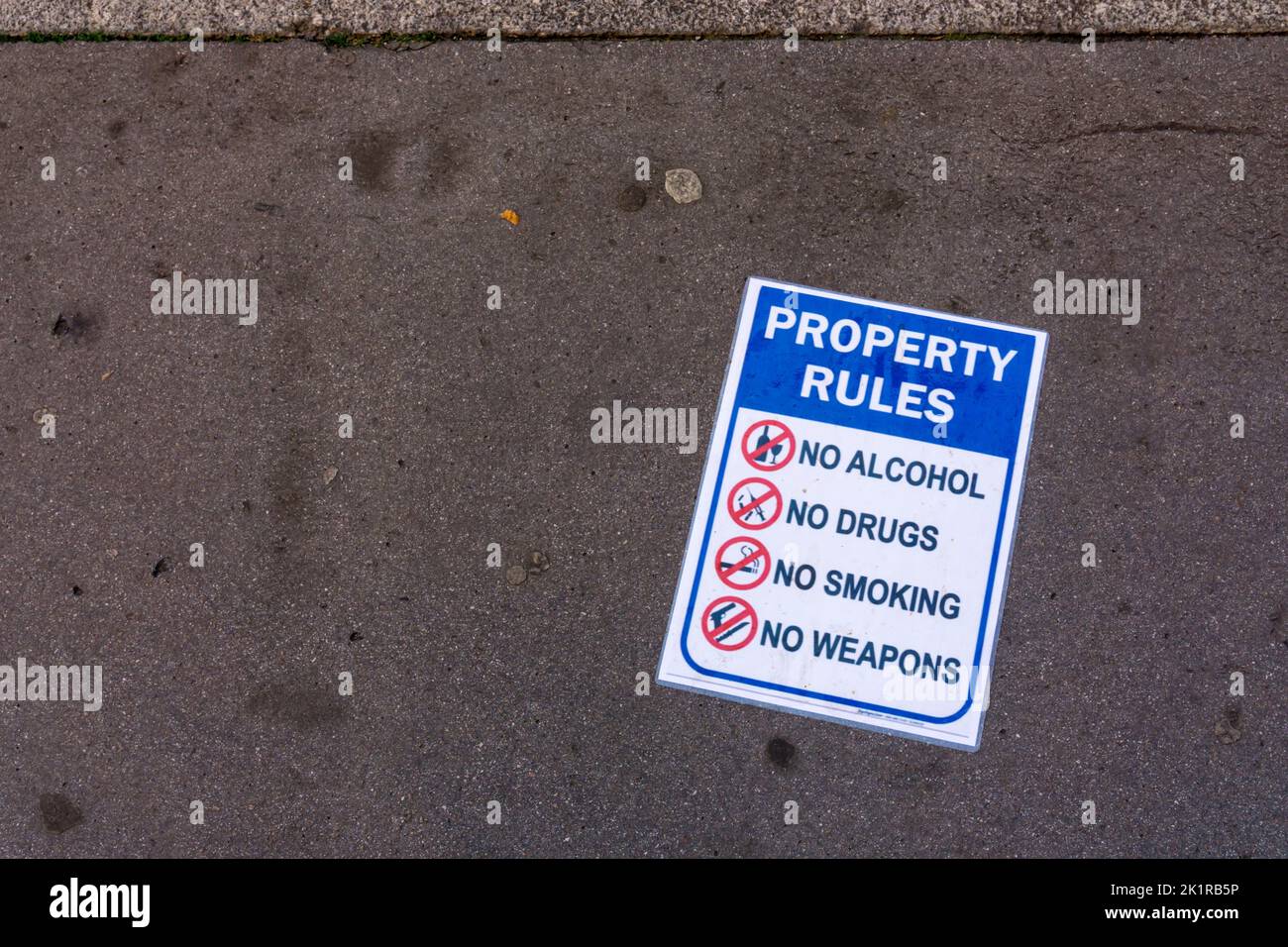 Un cartello su una strada londinese elenca le regole di proprietà come No Alcohol, No Drugs, No Smoking e No Weapons. Foto Stock