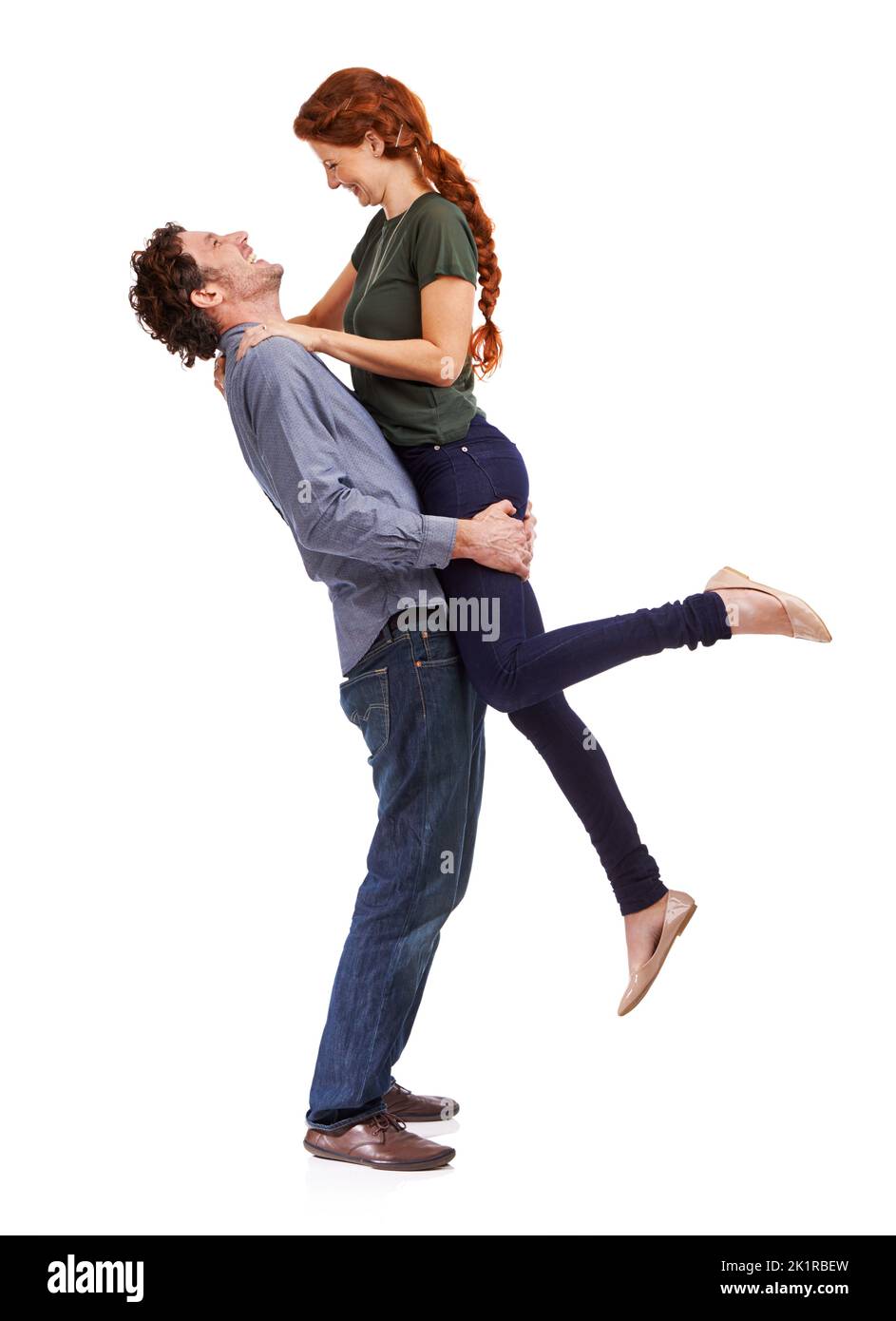 L'amore li fa sentire vivi. Foto di un bell'uomo che solleva la sua fidanzata. Foto Stock