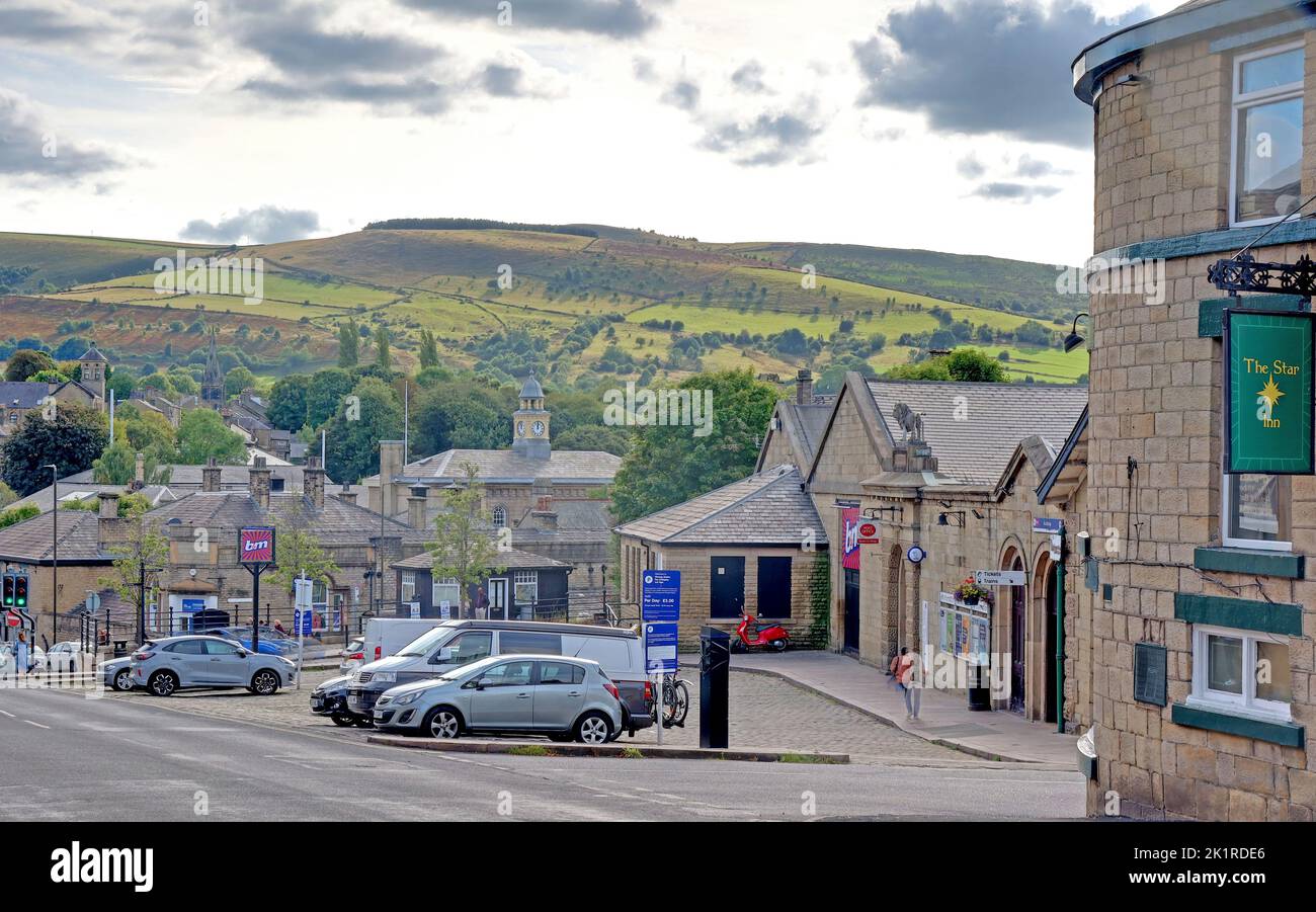 Glossop Town Center e High Peak Hills, Norfolk Street, Glossop, Derbyshire, Inghilterra, REGNO UNITO, SK13 8BS Foto Stock