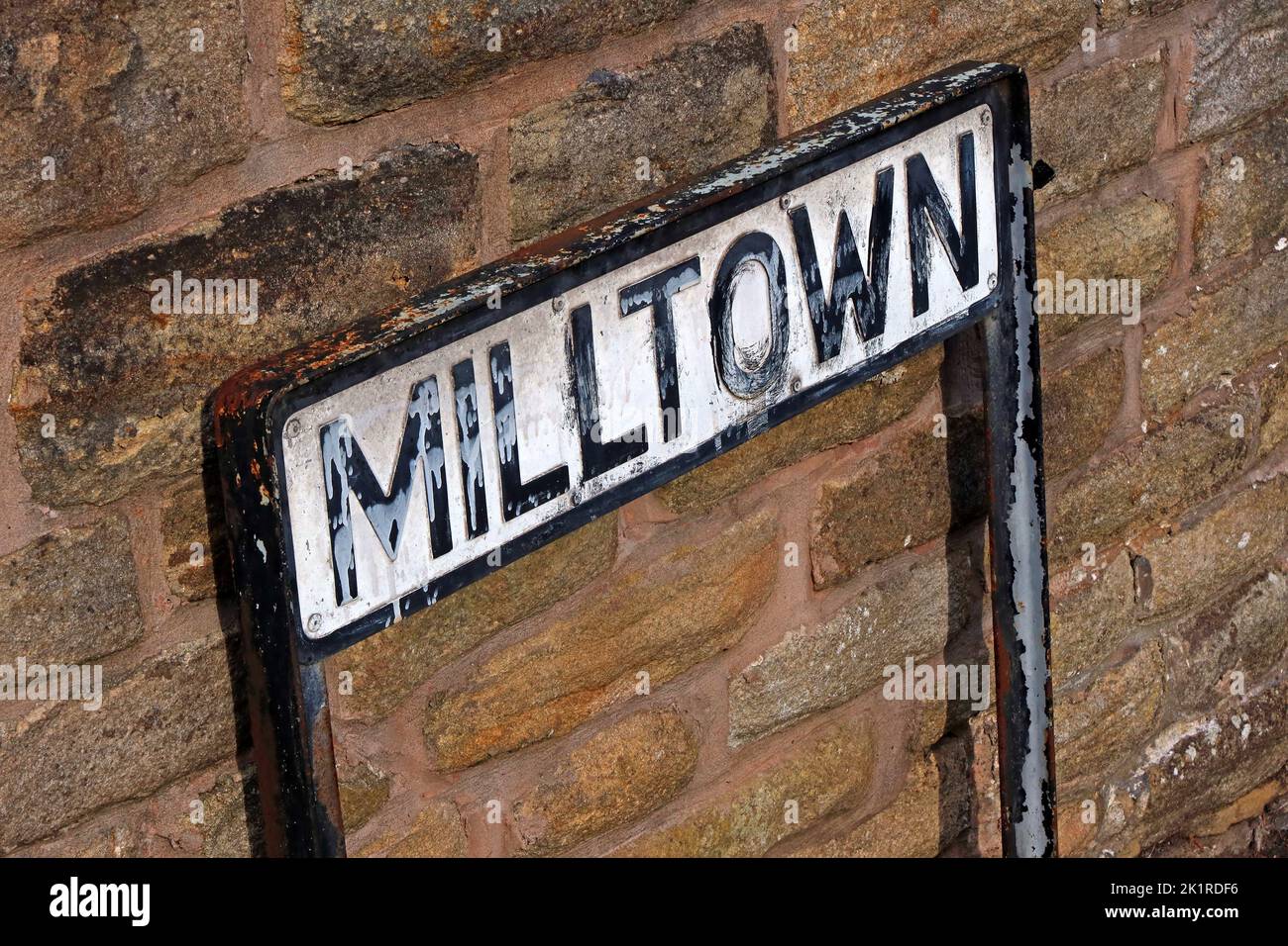 Cartello stradale Milltown, a Glossop, High Peak, Derbyshire, Inghilterra, Regno Unito, SK13 8PX - ora Howard Town Mills Foto Stock