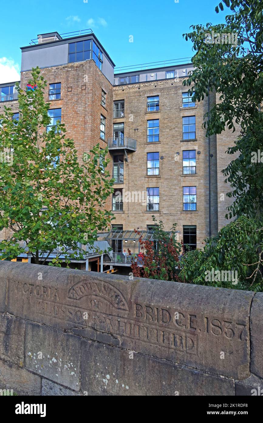 Victoria Bridge, sopra Glossop Brook, un affluente dell'Etherow, che mostra Howard Town Milltown, Glossop, High Peak, Inghilterra, REGNO UNITO, SK13 8HT Foto Stock
