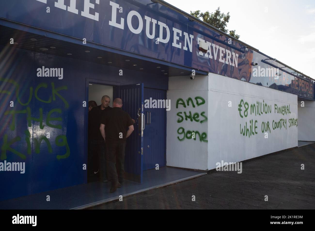 Glasgow Scozia, 20 settembre 2022. I graffiti anti-monarchia appaiono dipinti sulla parete del famoso club tifoso del Rangers FC, la Louden Tavern, nella zona di Ibrox della città, il giorno dopo i funerali di sua Maestà la Regina Elisabetta II, morta il 8th settembre, a Glasgow Scozia, il 20 settembre 2022. Photo credit: Jeremy Sutton-Hibbert/Alamy Live News. Foto Stock
