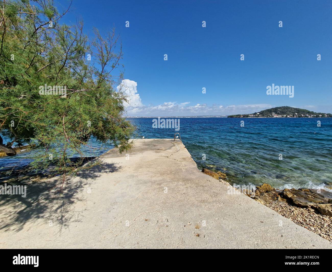 Molo a Preko sull'isola di Ugljan, guardando verso Zara, Croazia Foto Stock