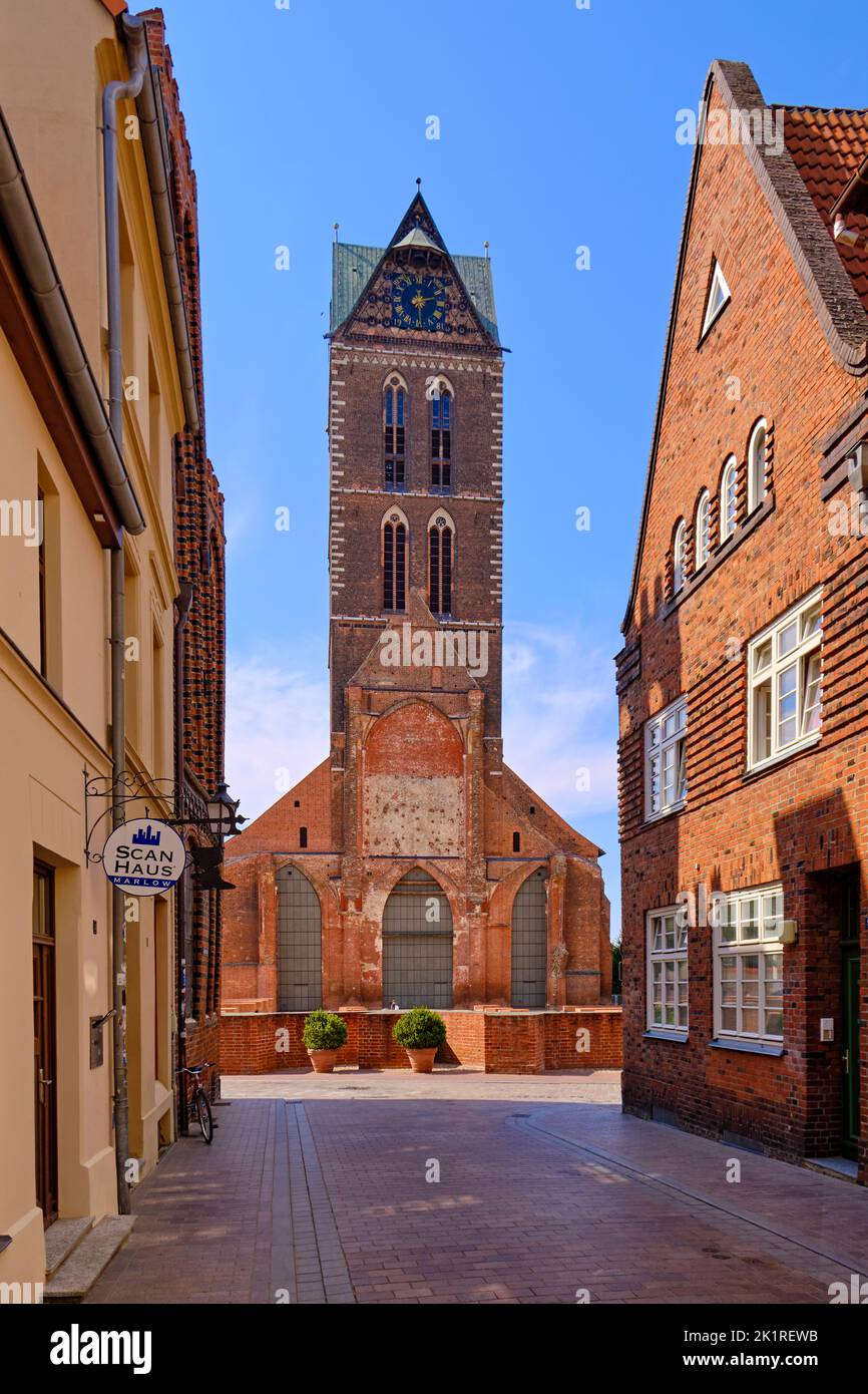 Sargmacherstrasse vuota e torre e campanile delle rovine Marienkirche (Chiesa di Santa Maria), Città Vecchia della città anseatica di Wismar, Germania. Foto Stock