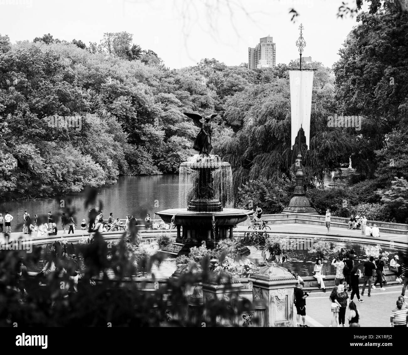 Una splendida foto in scala di grigi della Bethesda Terrace e della Fontana nel Central Park a New York City Foto Stock