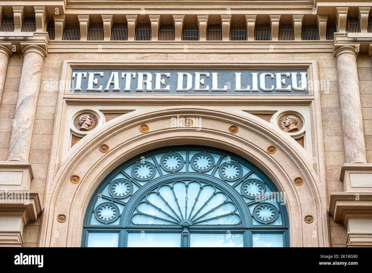 Gran Teatre del Liceu. Vista ad angolo basso del cartello nella facciata dell'edificio. Foto Stock