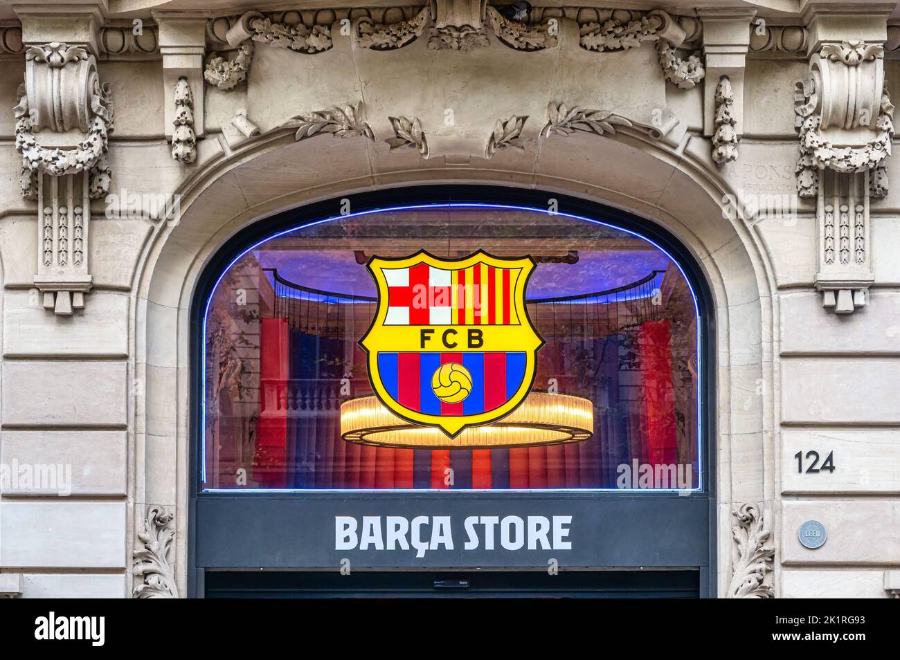 Logo del Football Club Barcelona o FCB in un negozio di souvenir specilizing in oggetti della squadra sportiva. Foto Stock
