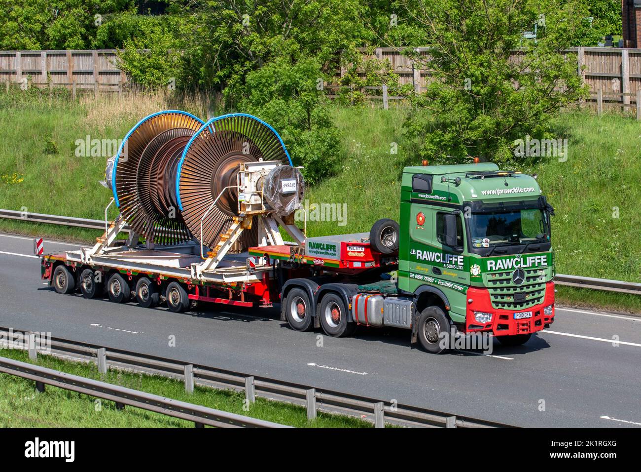 J.B. RAWCLIFFE & Sons Ltd, traino HGV 1SL5TX NOOTEBOOM Super Trailer ASDV Trailer-semi-low-loader. Disco della turbina a profilo radiale montato su profilo aerodinamico che viaggia sull'autostrada M6 Manchester, Regno Unito Foto Stock