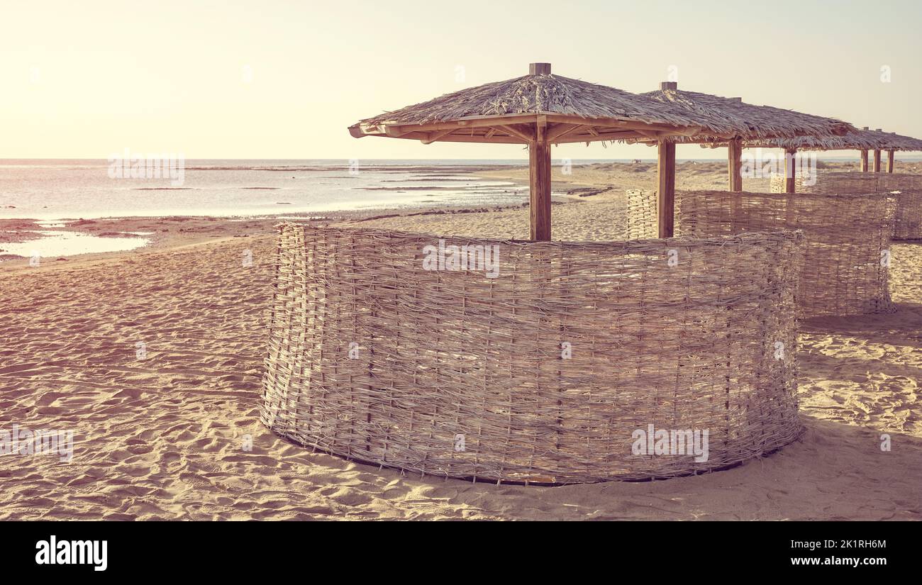 Ombrelloni e parabrezza naturali sulla spiaggia, tonificante applicato, Marsa Alam, Egitto. Foto Stock