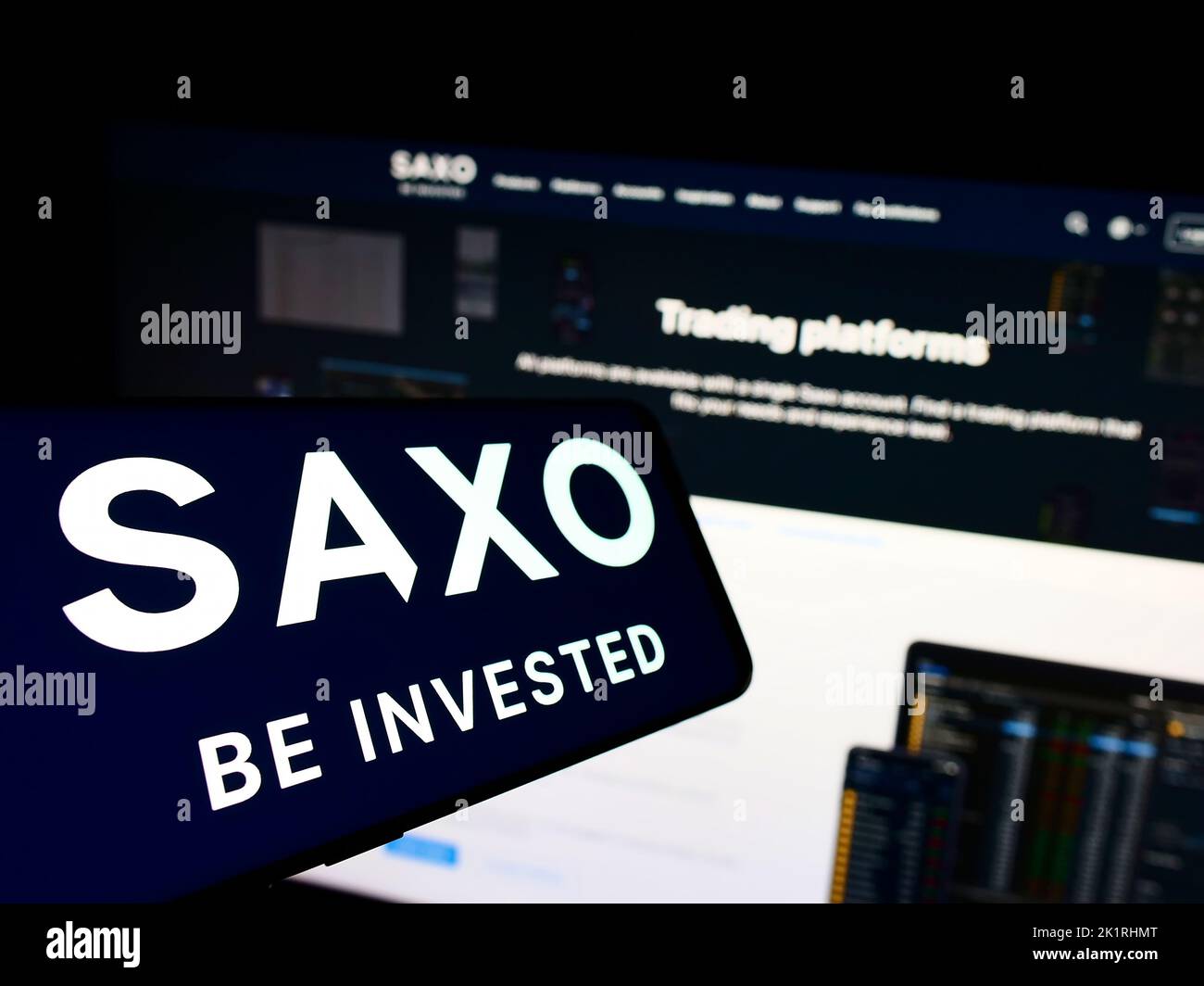 Cellulare con il logo della società danese di banche d'investimento Saxo Bank COME su schermo di fronte al sito web aziendale. Messa a fuoco al centro del display del telefono. Foto Stock