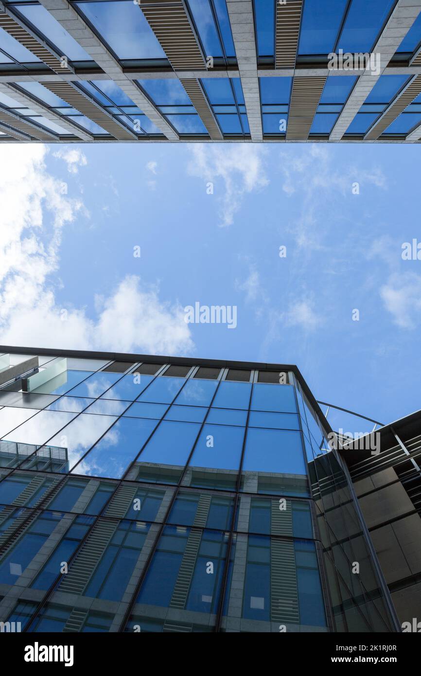 Guardando verso il cielo blu attraverso alti edifici di uffici in Conference Square, Edinburgo, Scozia Foto Stock