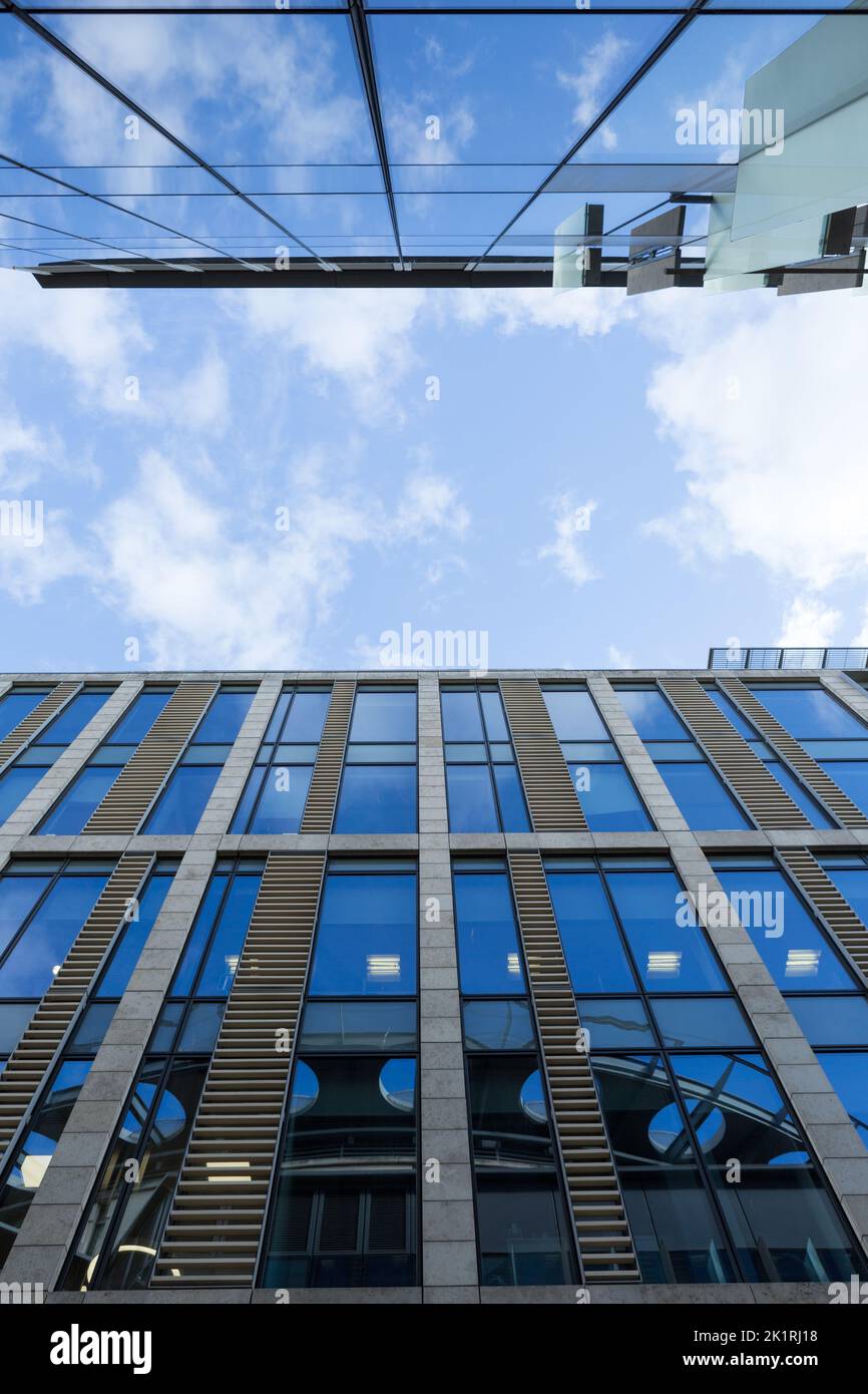 Guardando verso il cielo blu attraverso alti edifici di uffici in Conference Square, Edinburgo, Scozia Foto Stock