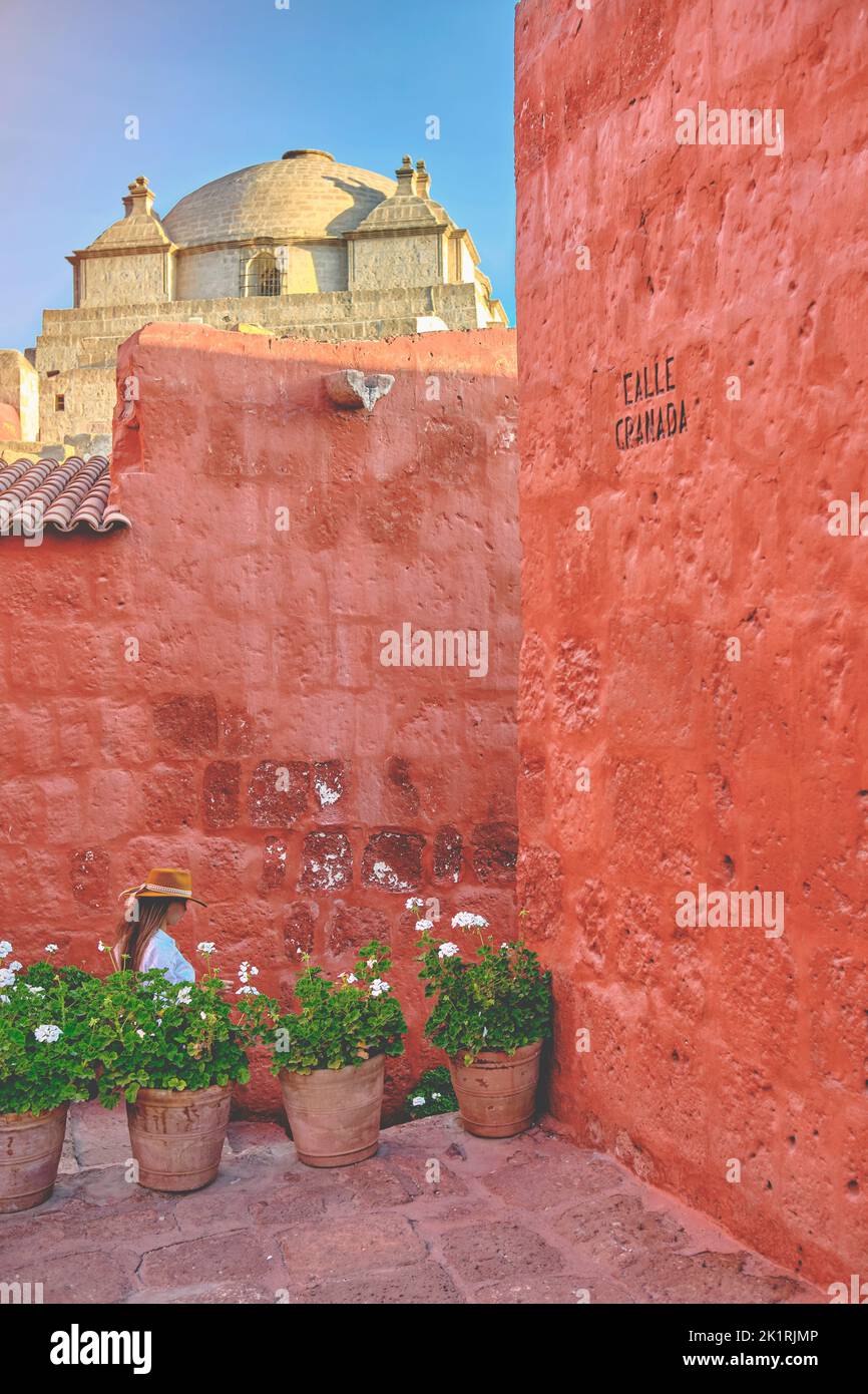 Strade interne del Monastero di Santa Catalina de Siena, patrimonio dell'umanità dell'UNESCO, Arequipa, Perù. Foto Stock