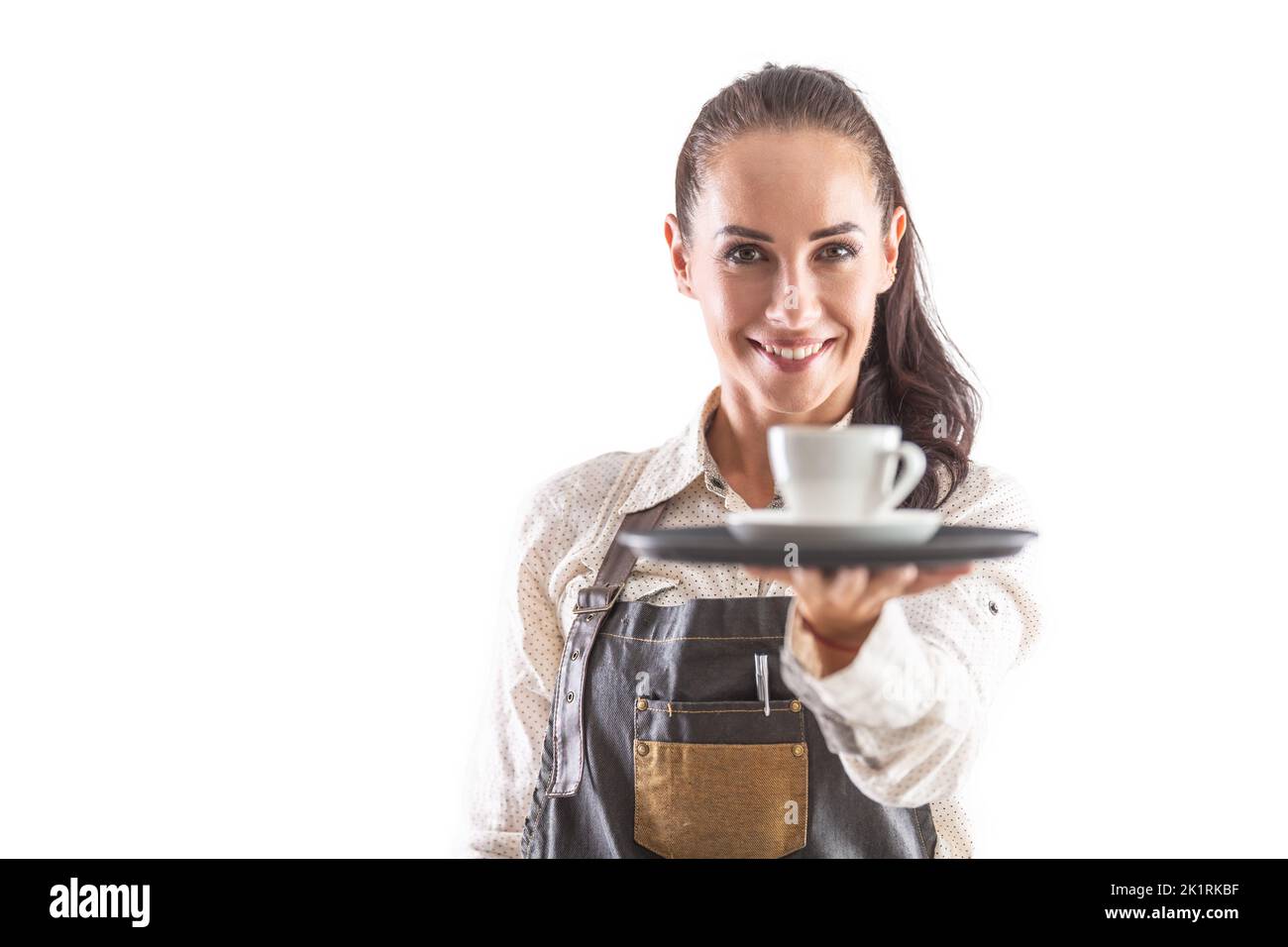 Cameriera in grembiule che offre caffè su vassoio su sfondo isolato. Foto Stock