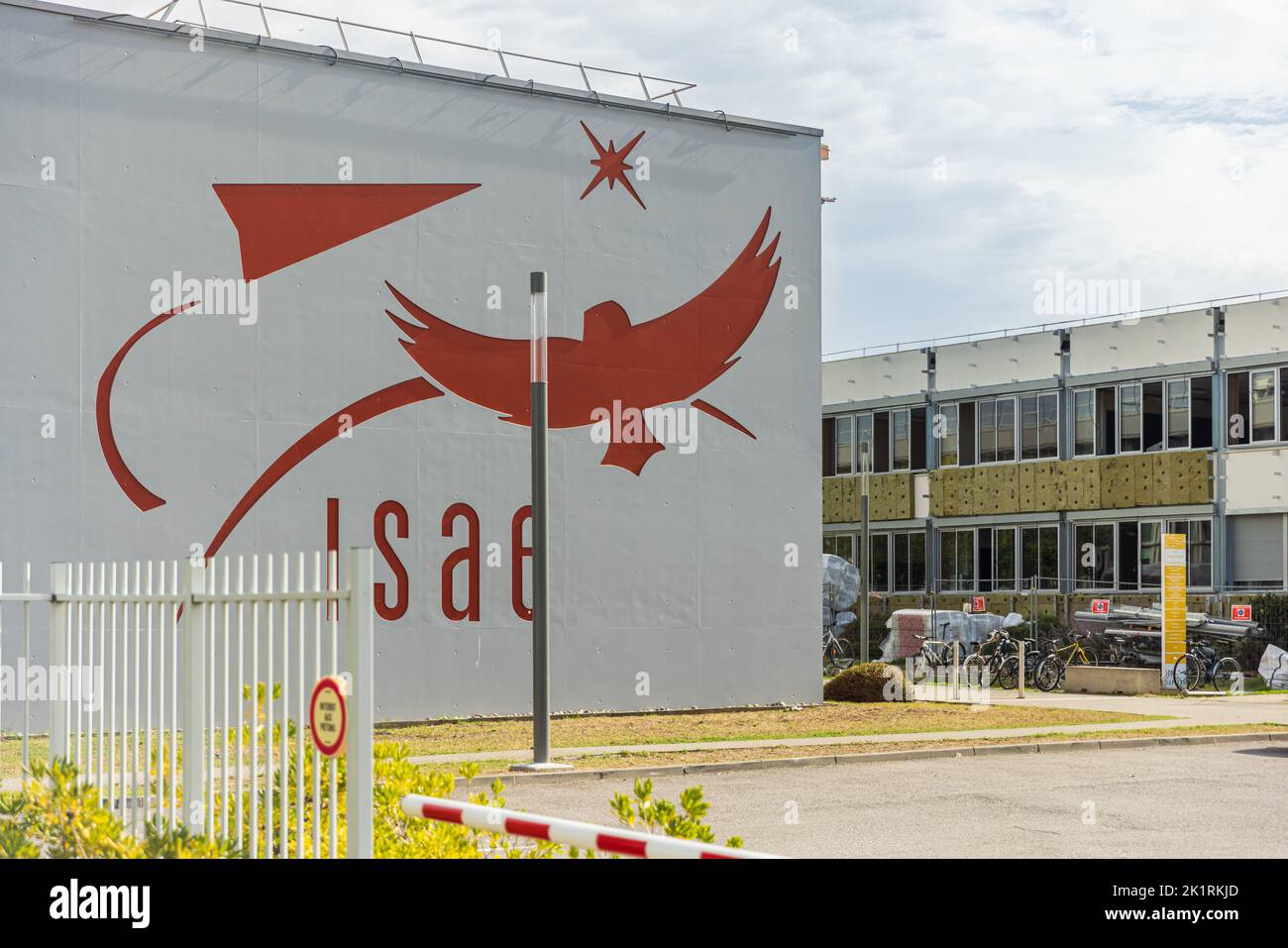 TOLOSA, FRANCIA - 12 SETTEMBRE 2022: Visione esterna dell'università ISAE-SUPAERO di Tolosa, Francia Foto Stock
