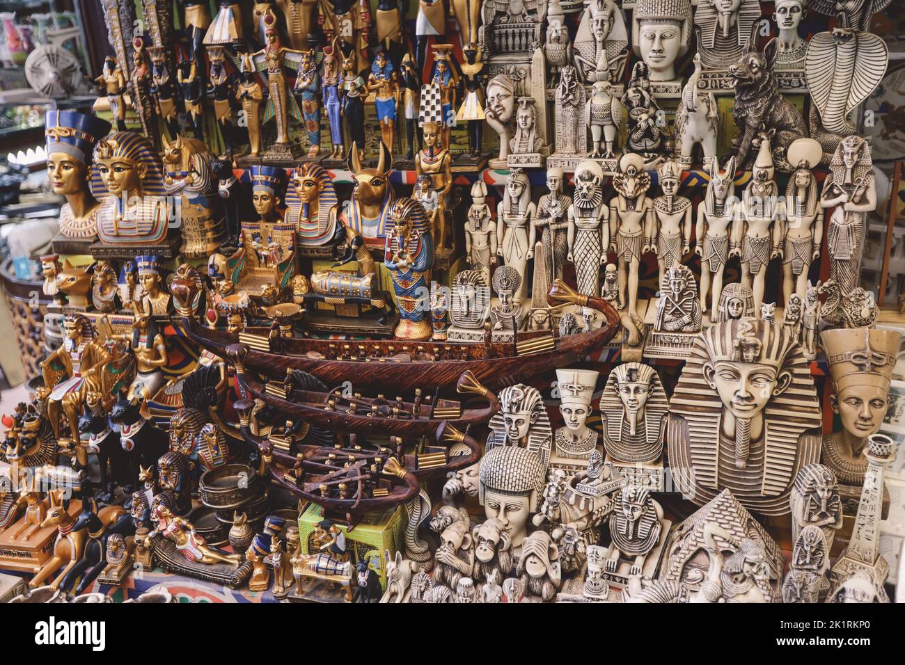 Cairo, Egitto - 15 novembre 2020: Souvenir turistici sul Khan el-Khalili, famoso bazar e souq (o souk) nel centro storico del Cairo, Egitto Foto Stock