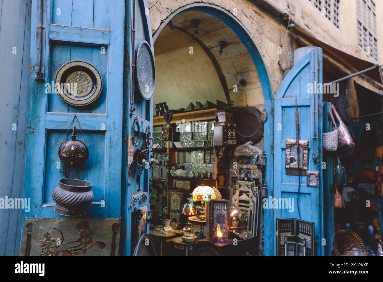 Cairo, Egitto - 15 novembre 2020: Souvenir turistici sul Khan el-Khalili, famoso bazar e souq (o souk) nel centro storico del Cairo, Egitto Foto Stock