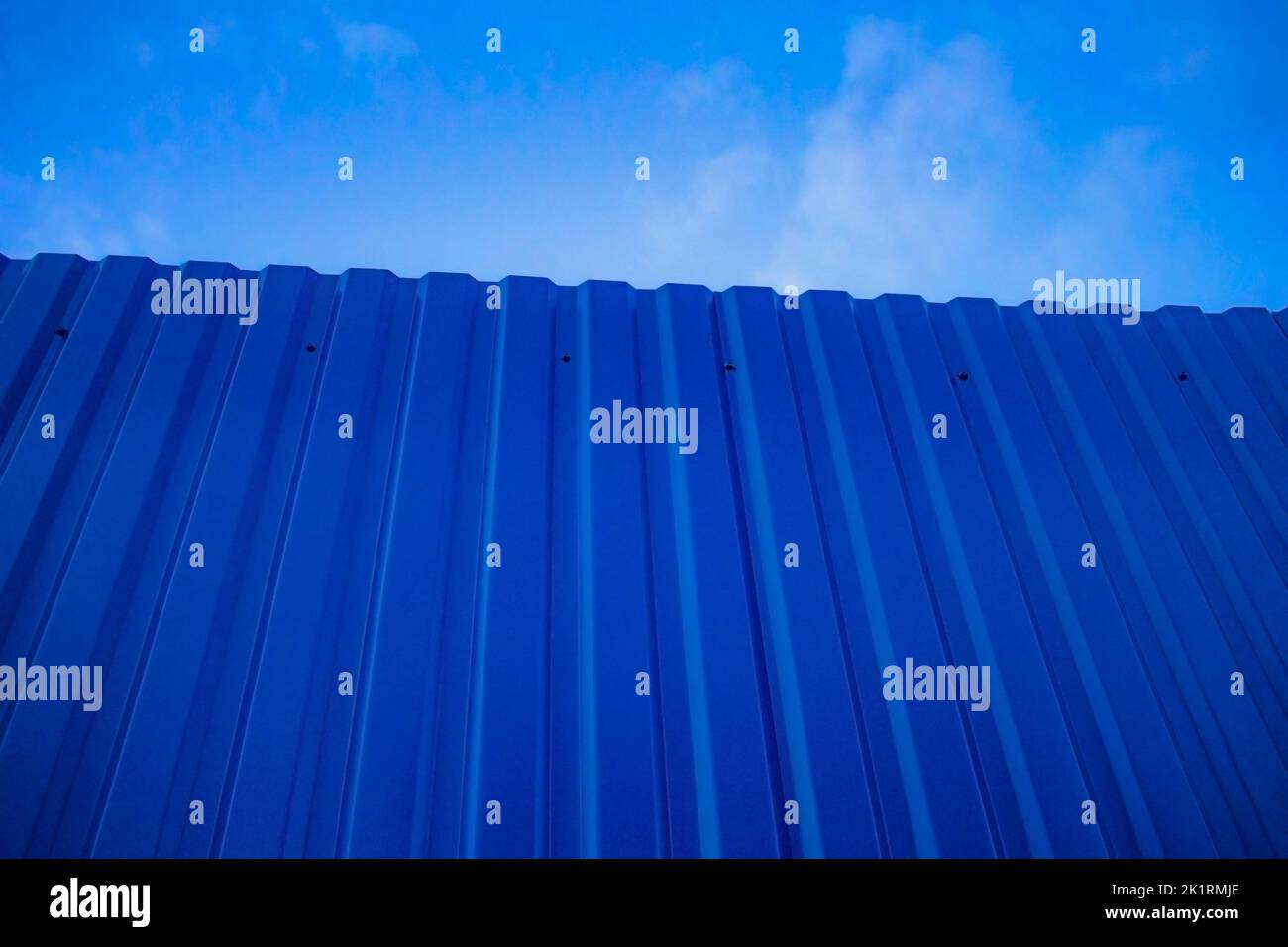 Siepe in metallo blu per una sicurezza di fondo Foto Stock