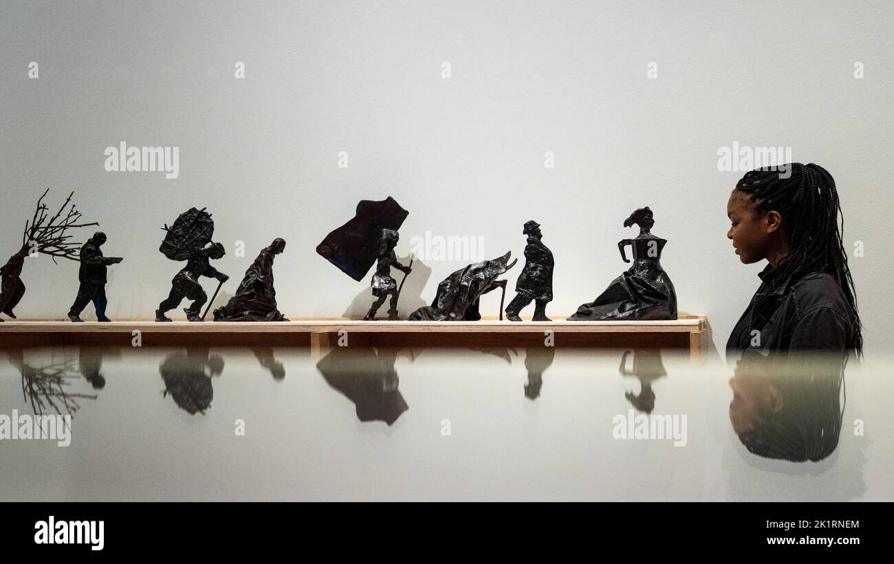 Londra, Regno Unito. 20 settembre 2022. Un visitatore vede 'Procession', 1999-2000, bronzi, di William Kentridge alla rassegna stampa di una nuova mostra dell'artista nato a Johannesburg William Kentridge alla Royal Academy. Le prime opere realizzate durante il regime dell'apartheid degli anni '1980s, a produzioni e animazioni su larga scala di una carriera di 40 anni sono esposte nella più grande mostra dell'opera dell'artista nel Regno Unito, dal 24 settembre al 11 dicembre 2022. Credit: Stephen Chung / Alamy Live News Foto Stock
