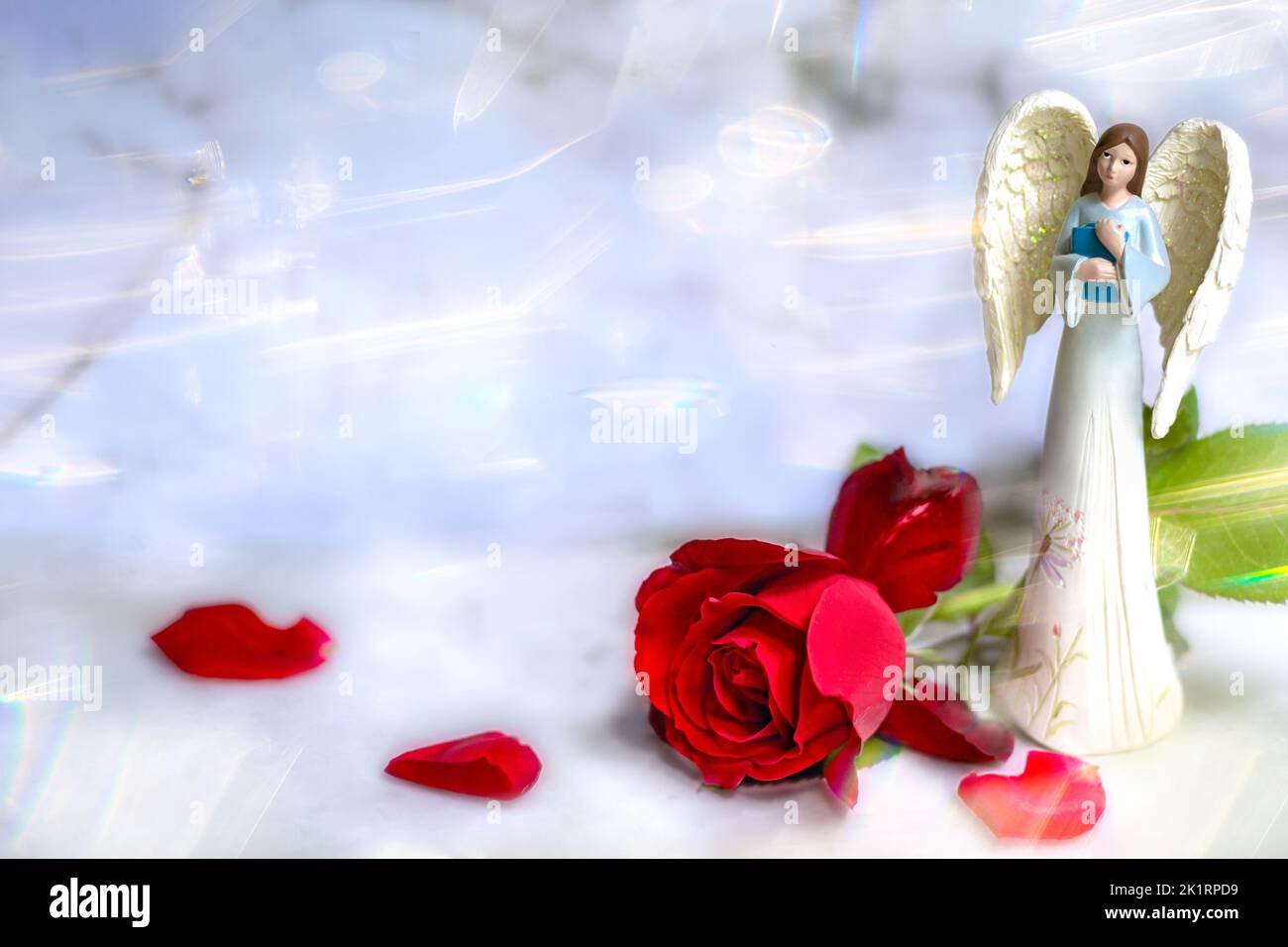 Banner. Angelo carino con un bouquet di rose rosse su fondo di marmo bianco. Il tema dell'amore. san valentino. Una cartolina per le vacanze. Felice un Foto Stock