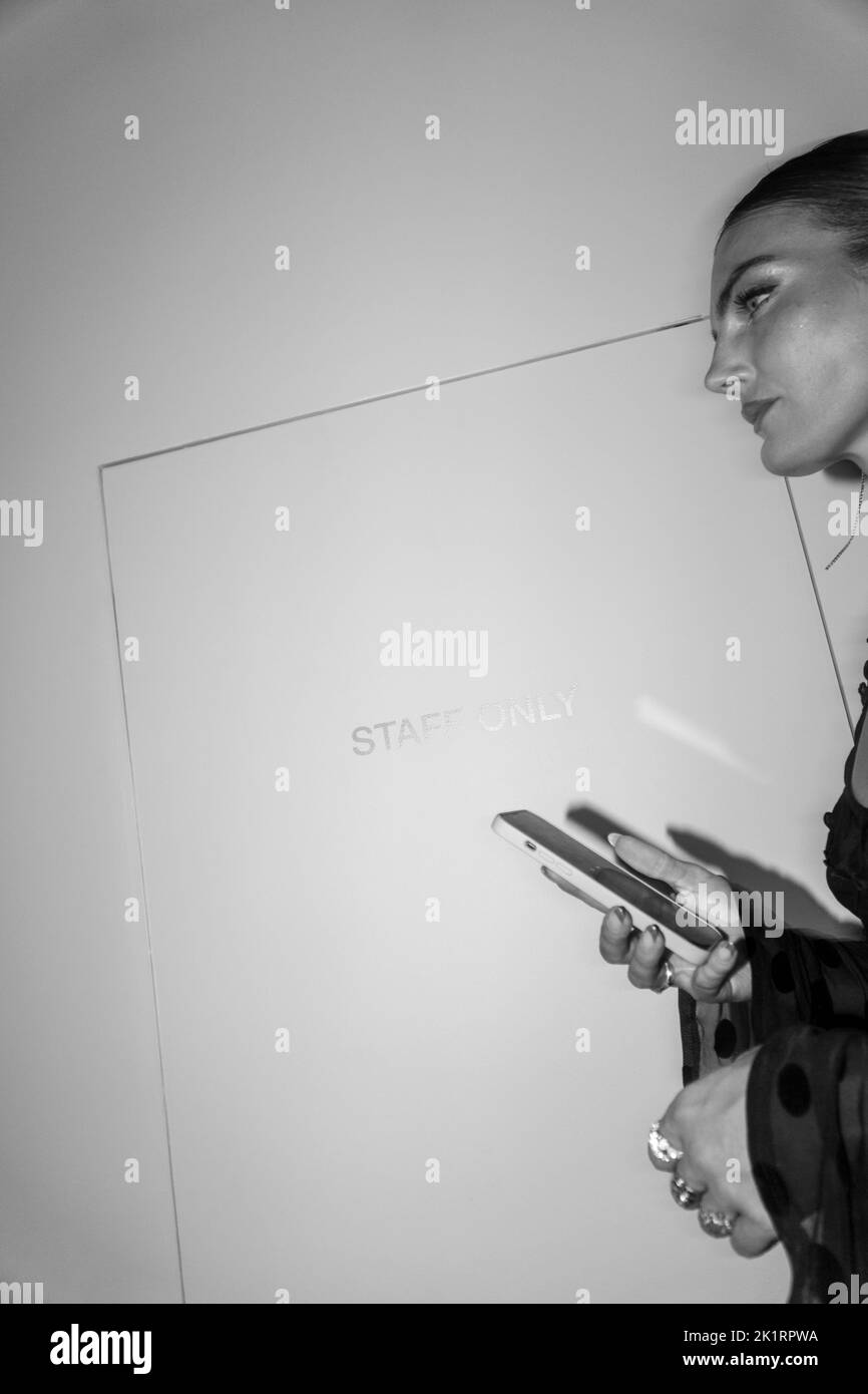 8 settembre 2022, New York, NY, USA: Le ultime notizie di moda, bellezza, stile celebrità e cultura. IMG è una filiale di Endeavor, una società di contenuti globali, leader nel settore della moda, degli eventi e dei media. L'azienda gestisce icone di moda, possiede e gestisce eventi dal vivo ed è un produttore di media di intrattenimento. (Credit Image: © John Marshall Mantel/ZUMA Press Wire) Foto Stock