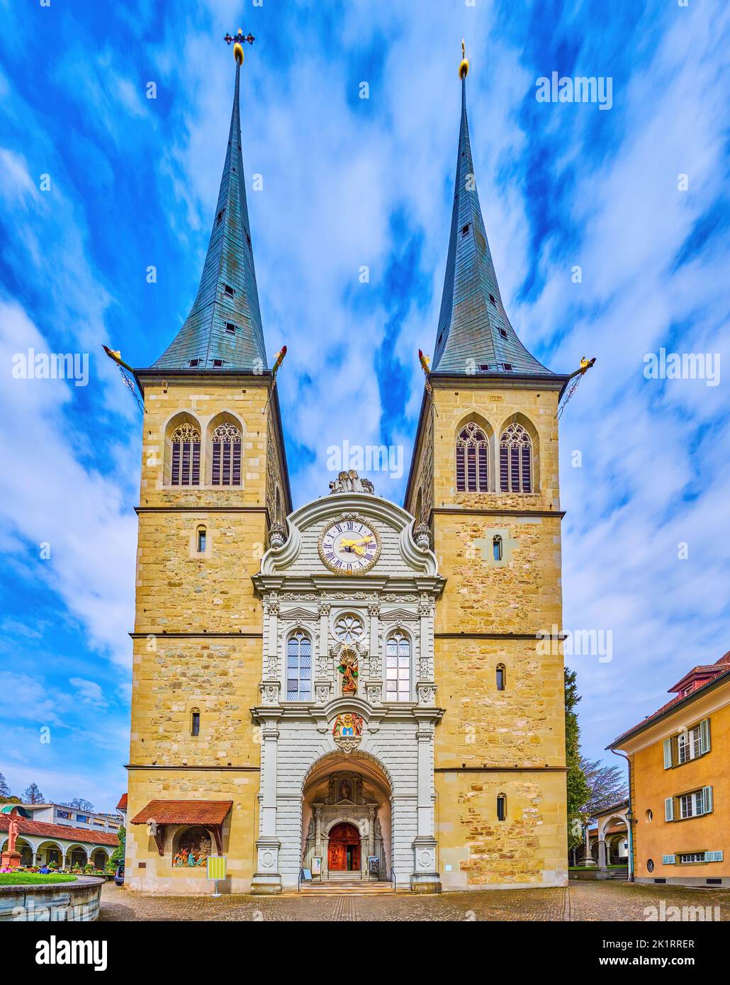 Facciata della splendida Chiesa di San Leodegaro con il suo bellissimo portale e le famose torri gemelle, Lucerna , Svizzera Foto Stock