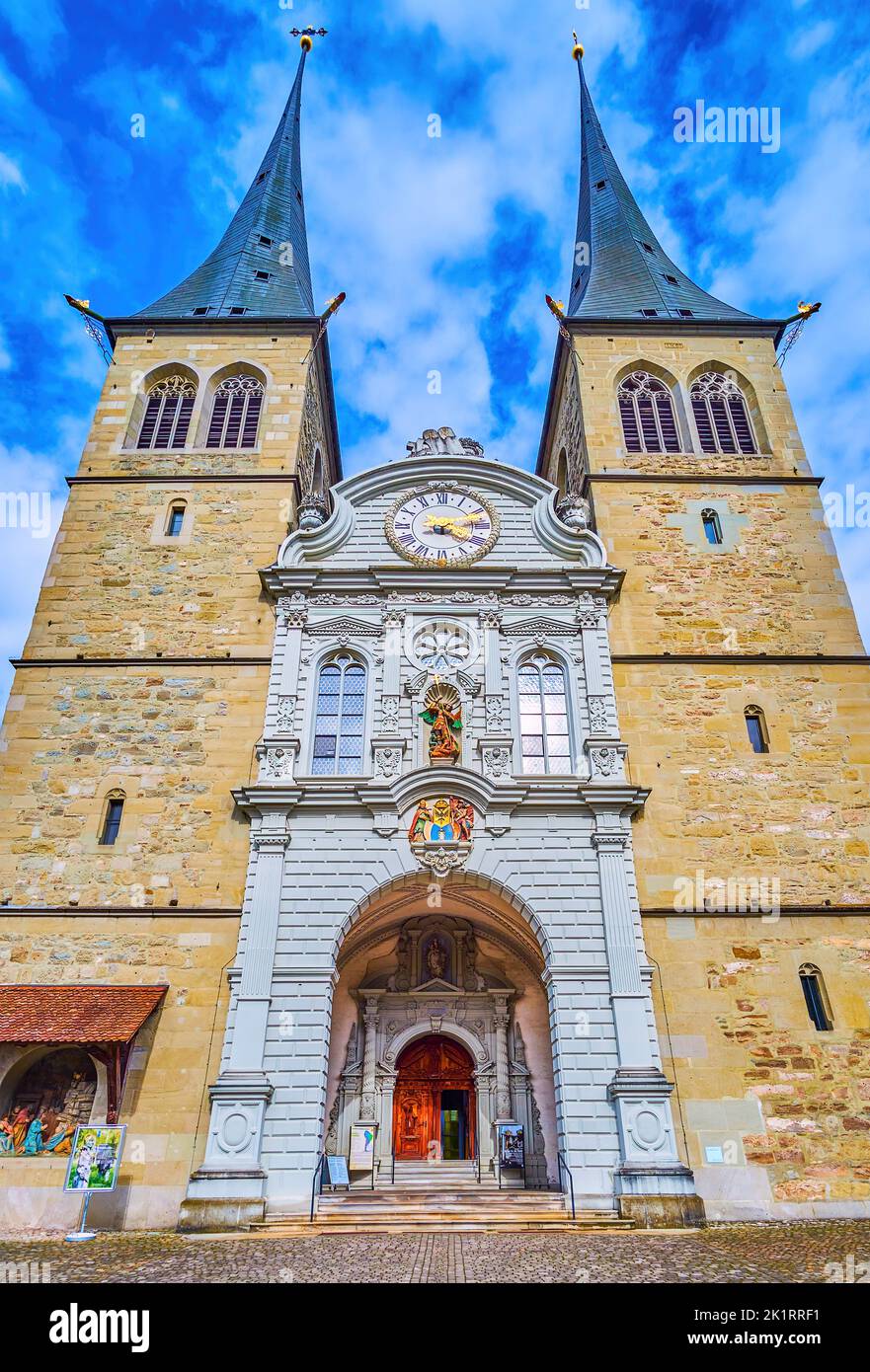 LUCERNA, SVIZZERA - 30 MARZO 2022: Portale d'ingresso alla Chiesa di San Leodegar im Hof Parich, il 30 marzo a Lucerna, Svizzera Foto Stock