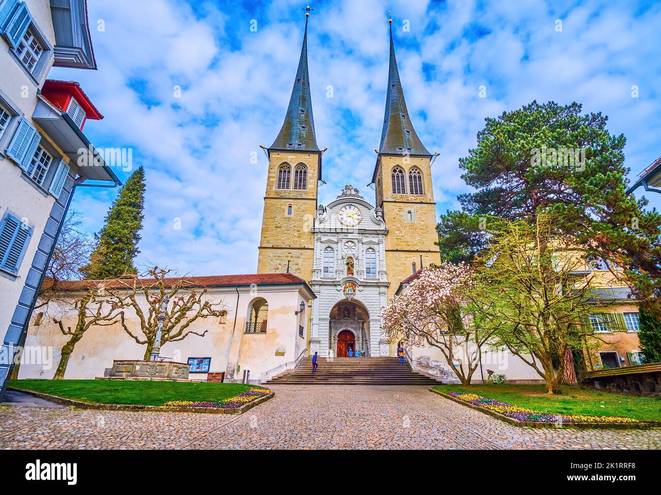 La chiesa parrocchiale di San Leodegar im Hof, con le sue torri gemelle, è il simbolo della città di Lucerna, in Svizzera Foto Stock