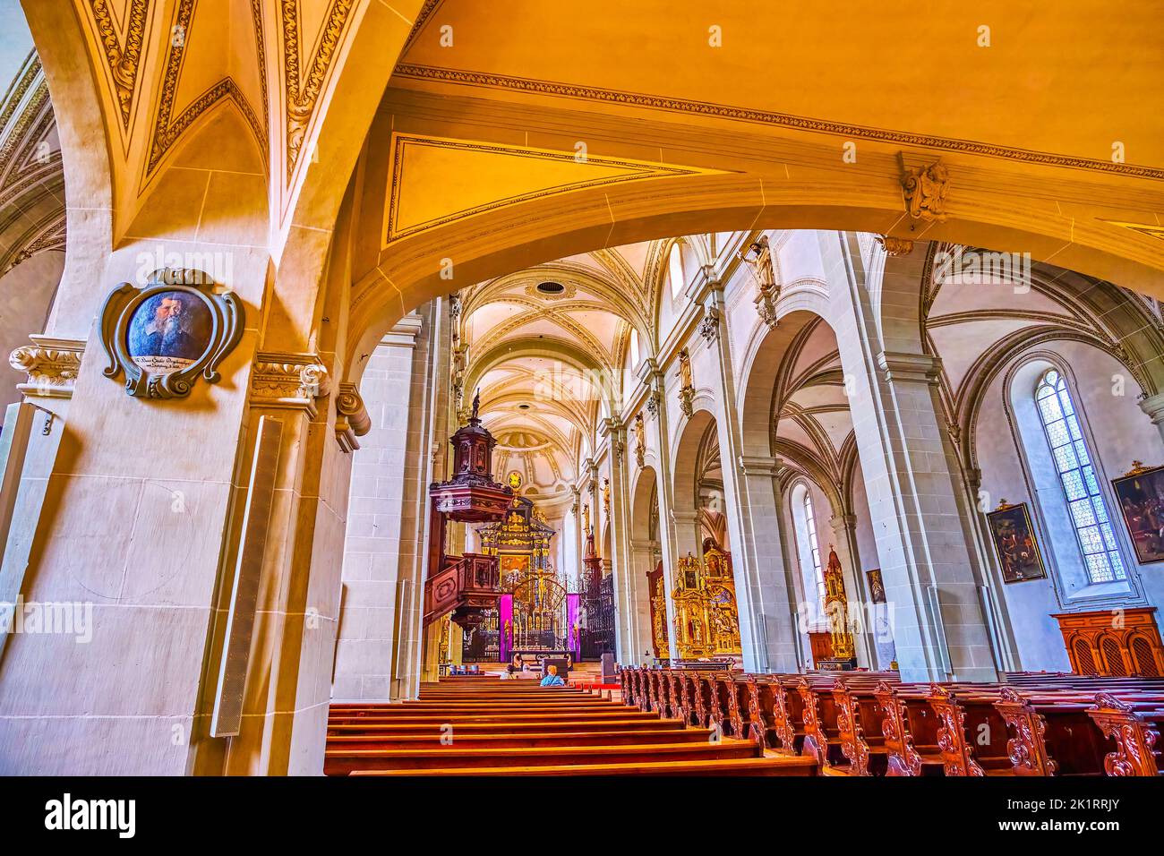 LUCERNA, SVIZZERA - 30 MARZO 2022: Visita alla sala di preghiera della Chiesa di San Leodegaro, una delle più importanti della città, il 30 marzo a Lucerna, Svizzera Foto Stock