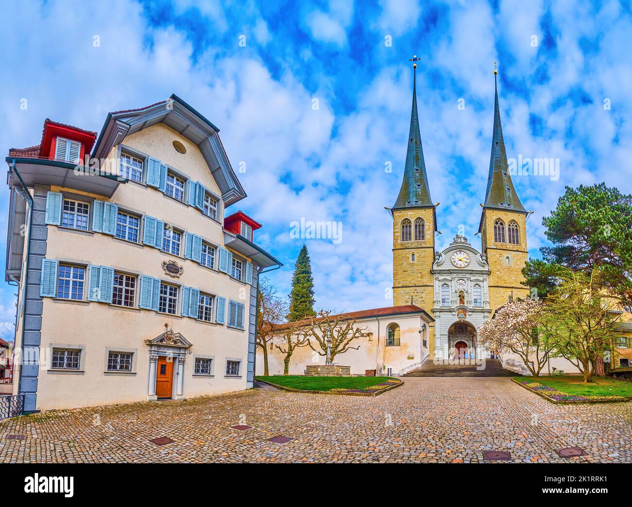 Splendida chiesa parrocchiale di San Leodegaro con modesto edificio medievale di fronte a Lucerna, Svizzera Foto Stock