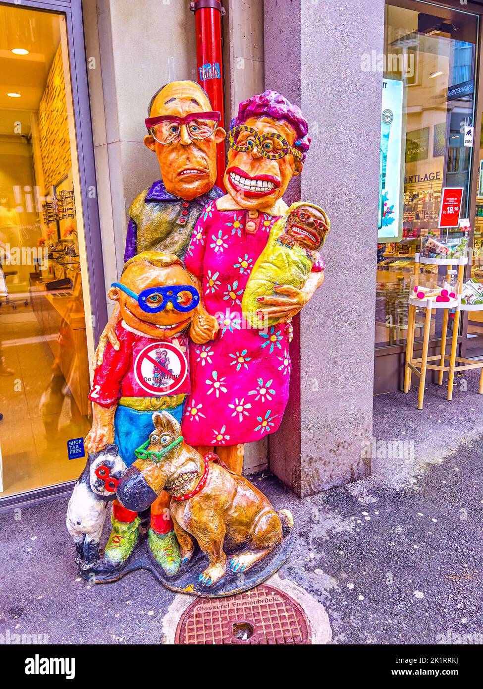 LUCERNA, SVIZZERA - 30 MARZO 2022: La scultura moderna della famiglia al negozio di occhiali, il 30 marzo a Lucerna, Svizzera Foto Stock
